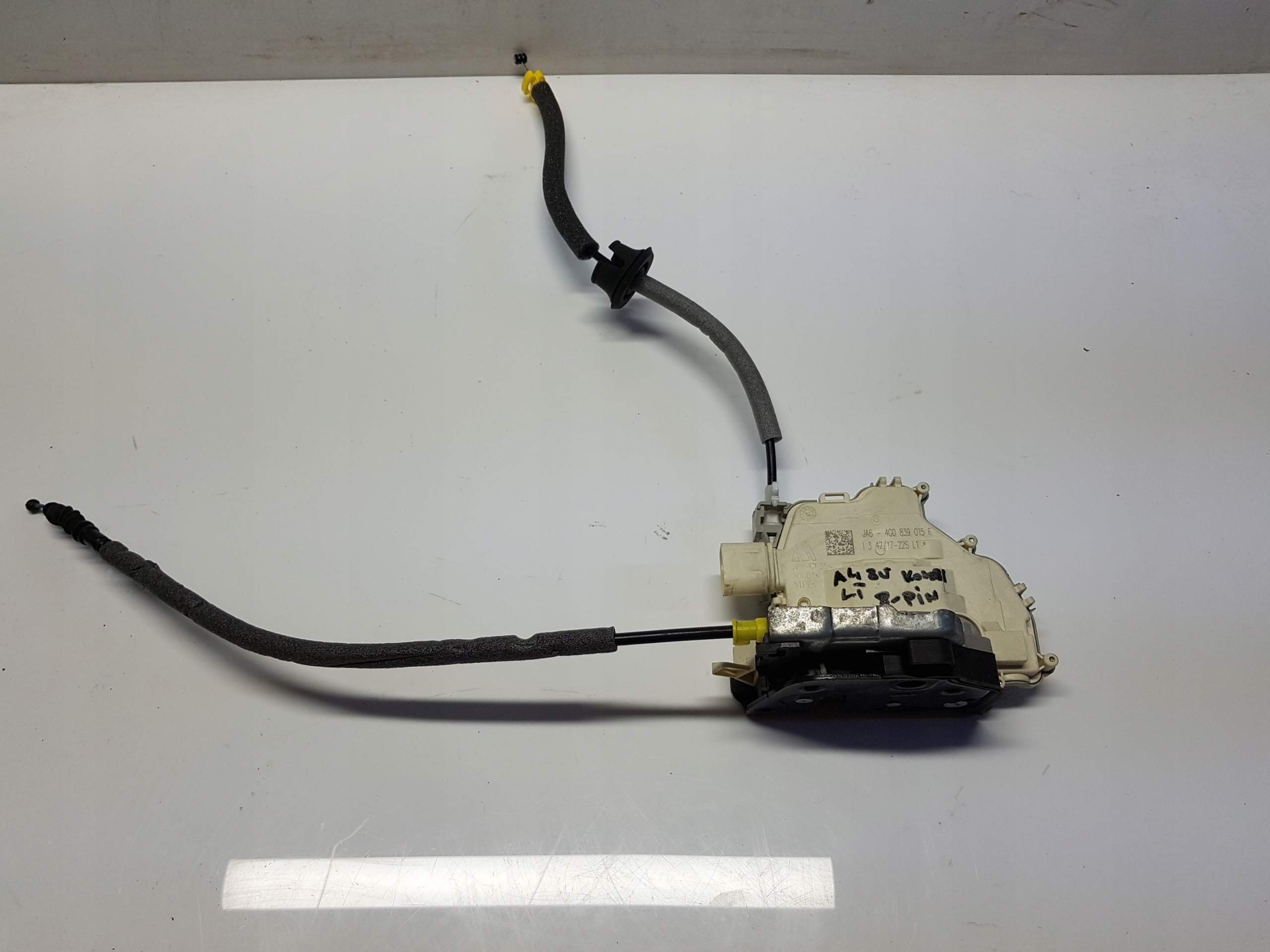 AUDI A4 B9 8W Kombi lock door left rear part 8PIN