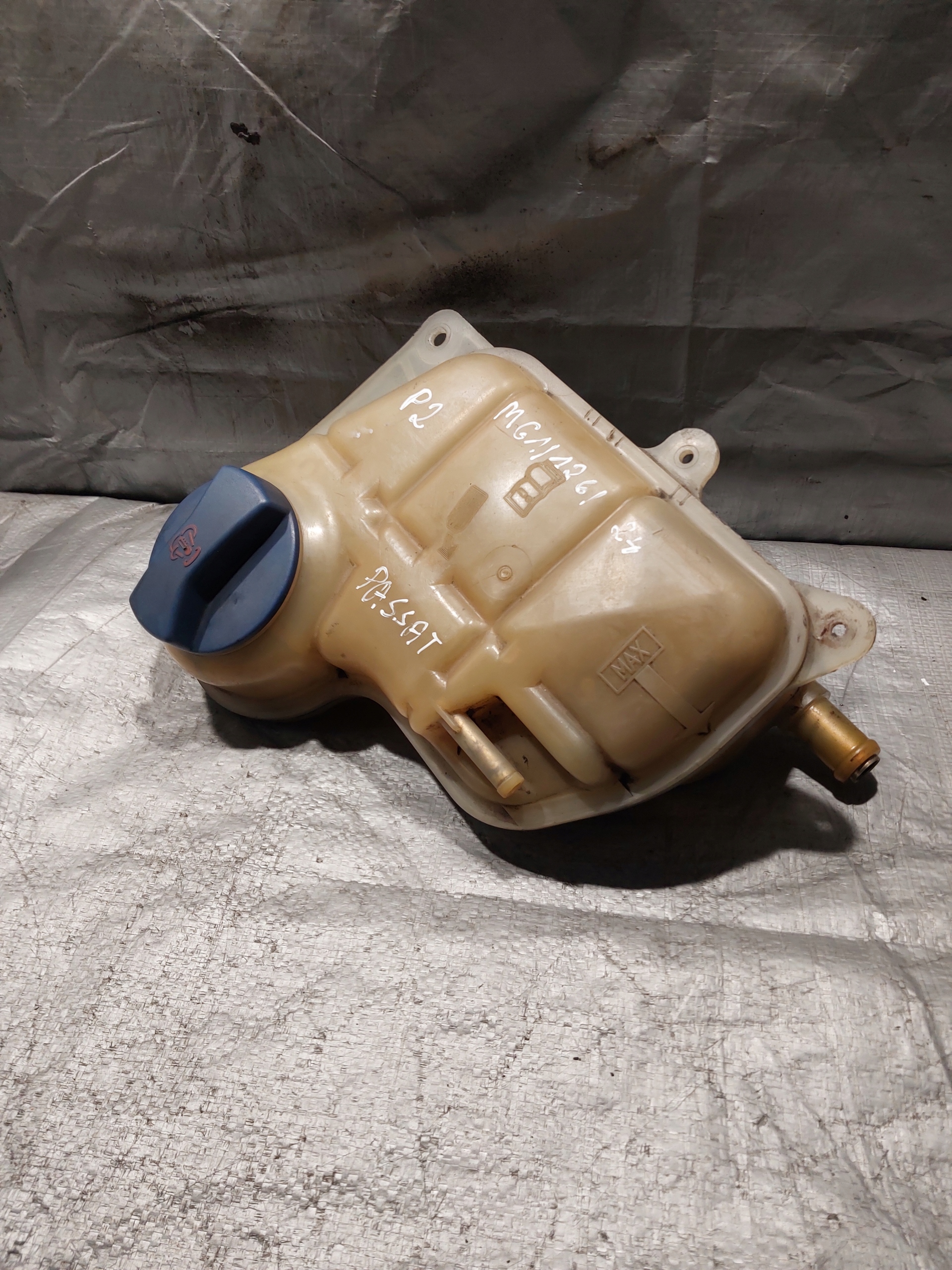 Volkswagen OE 8D0121403F Scheibenwaschbehälter