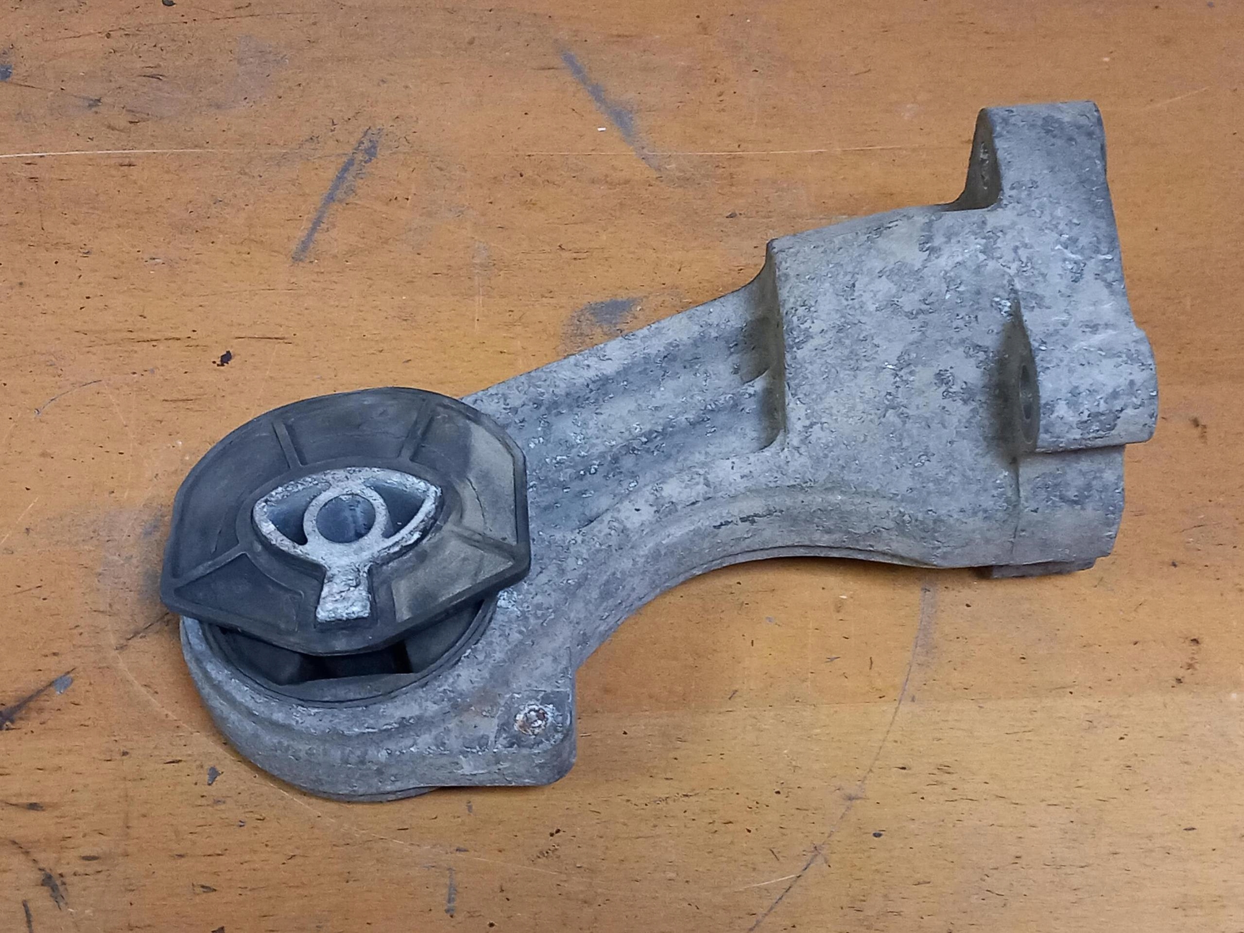 holder engine mount left RENAULT MASTER III 2.3 DCI 112214498R