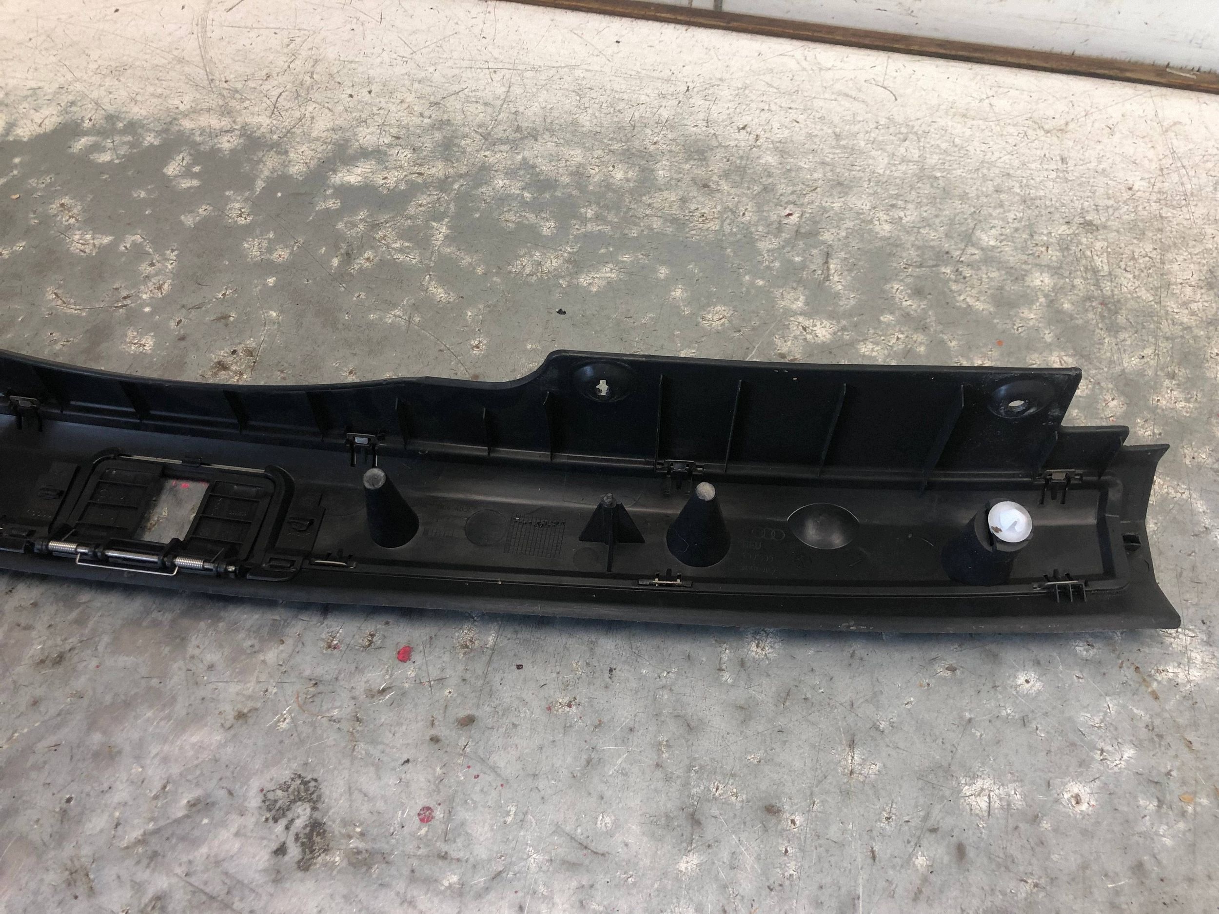 cover of the threshold boot AUDI A4 B7 KOMBI 8E9864483C