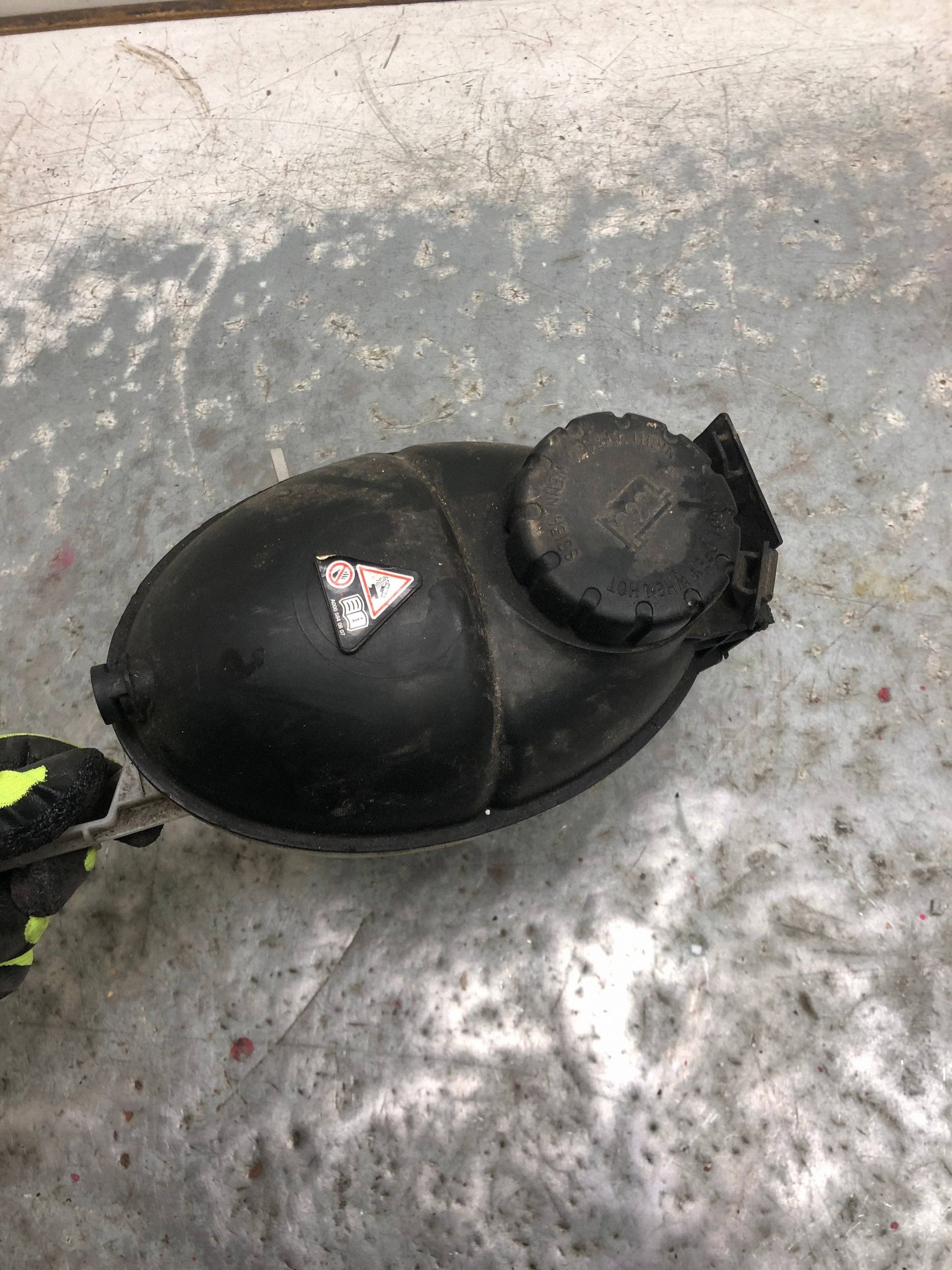 réservoir eau MERCEDES W204 berline A2045000049
