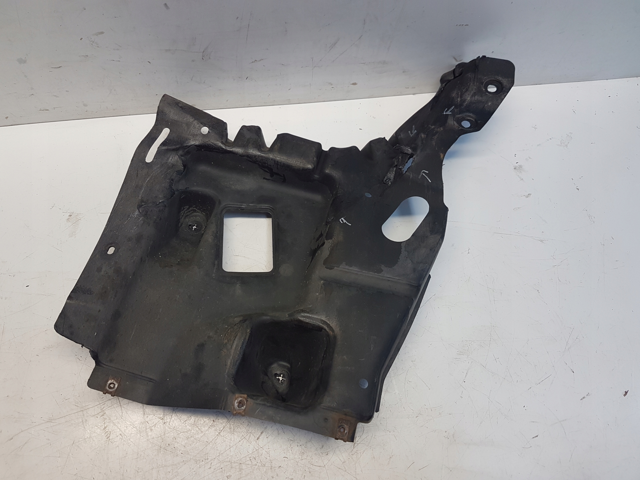 MASERATI LEVANTE cover chassis right 670032420