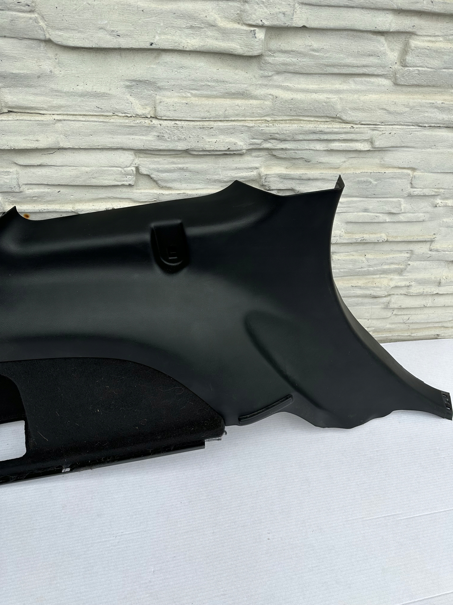 GRAND CHEROKEE WK2 TAPICERKA BAGAŻNIKA LEWA Producent części Jeep OE