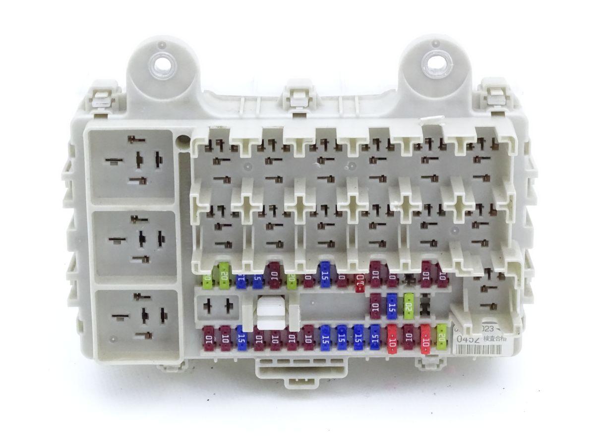 ISUZU N35 N75 NPR NQR 07-18 SKRZYNKA BEZPIECZNIKÓW