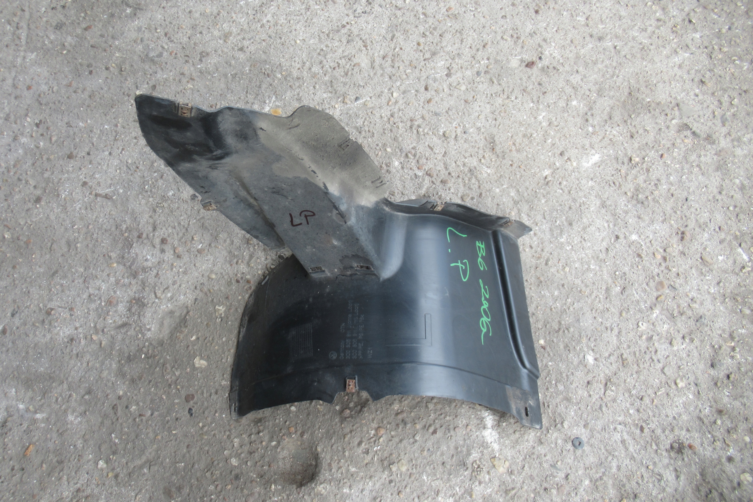 VW PASSAT B6 KOMBI 2.0 TDI 06R mudguard left front 3C0805911B