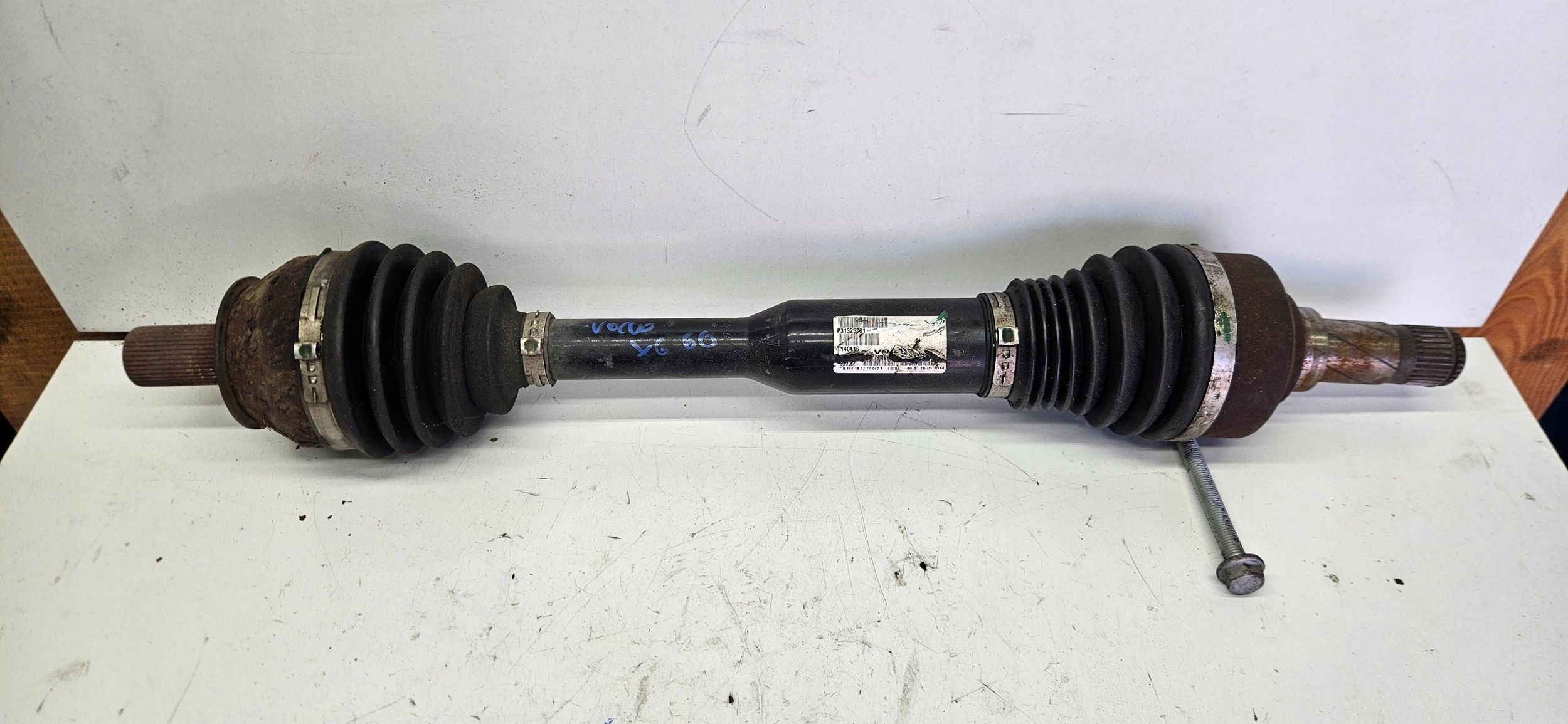 Volvo XC60 1 2.0D semi-axis front front left short. p31325701