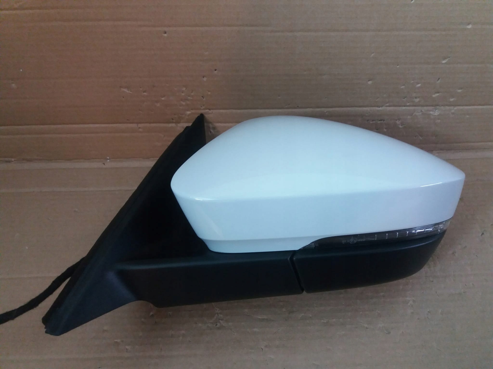 SKODA KODIAQ LUSTERKO LEWE SKŁADANE 9 PIN EUROPA Producent części Skoda OE