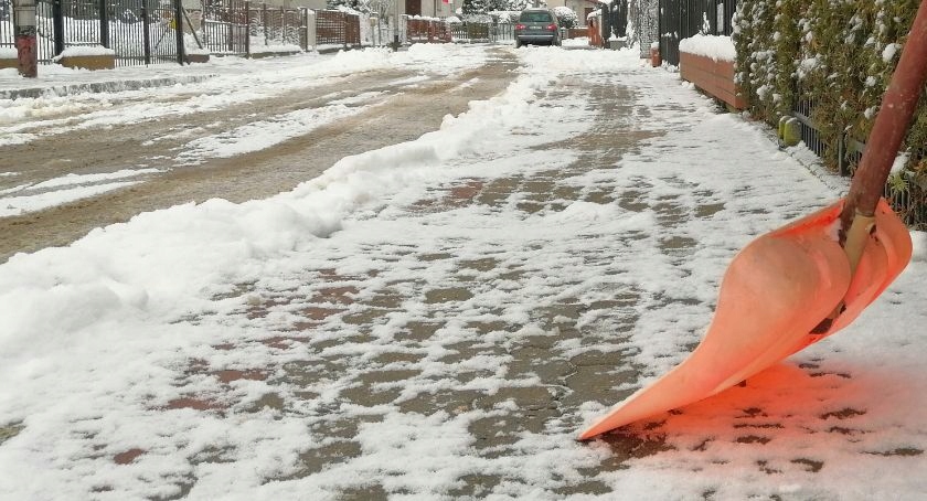 PIASEK DO POSYPYWANIA DRÓG CHODNIKÓW ULIC Antypoślizgowy DROBNY 10 KG Stan opakowania oryginalne