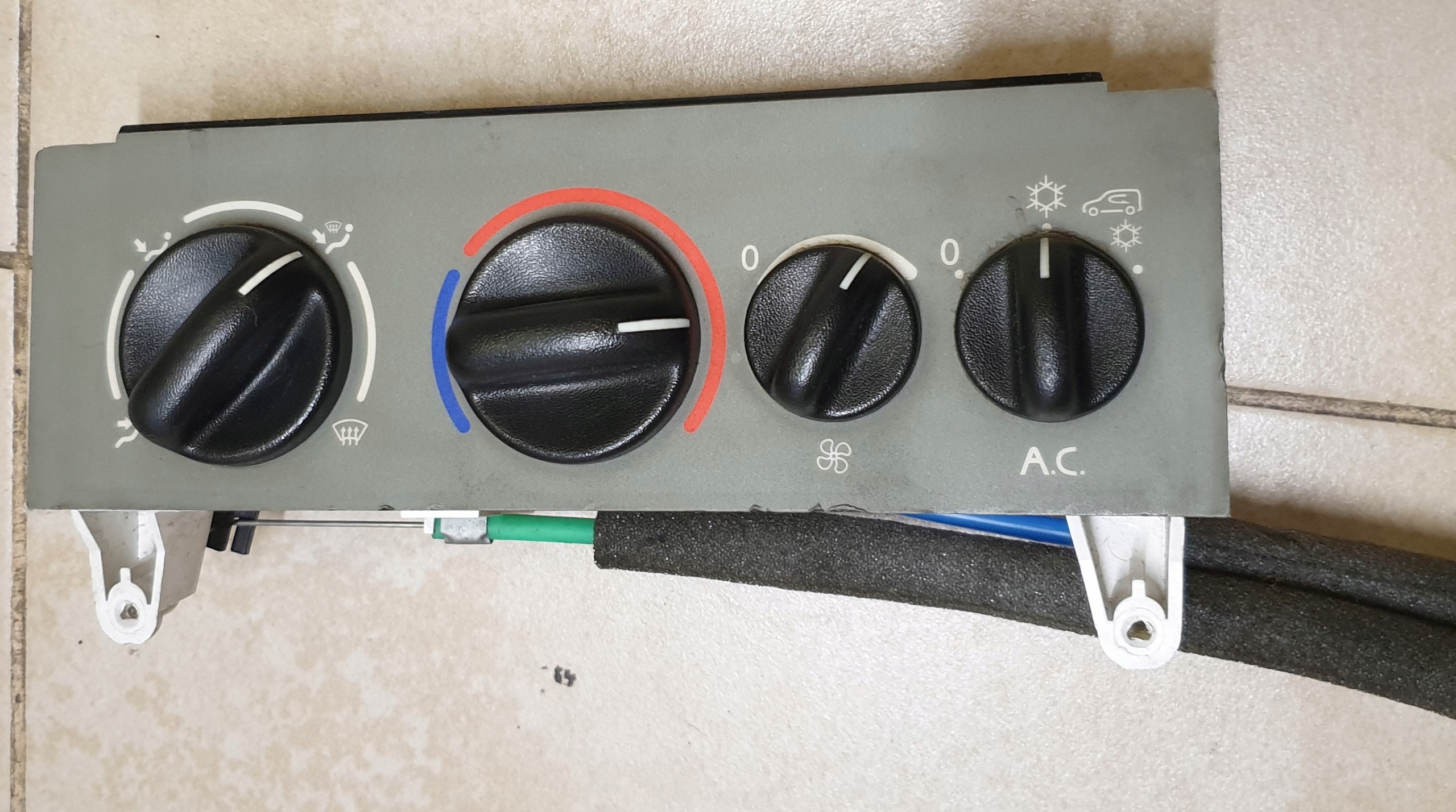 D0499 - ПАНЕЛЬ РЕГУЛЯТОРА ВЕТРОВОГО СТЕКЛА RENAULT KANGOO И OE