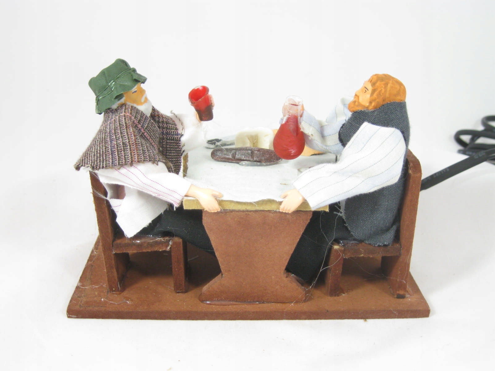 Pohyblivá Figúrka Do Betlehu Božon. Kolegovia pri stole výška 12 cm, výška 220/230 V