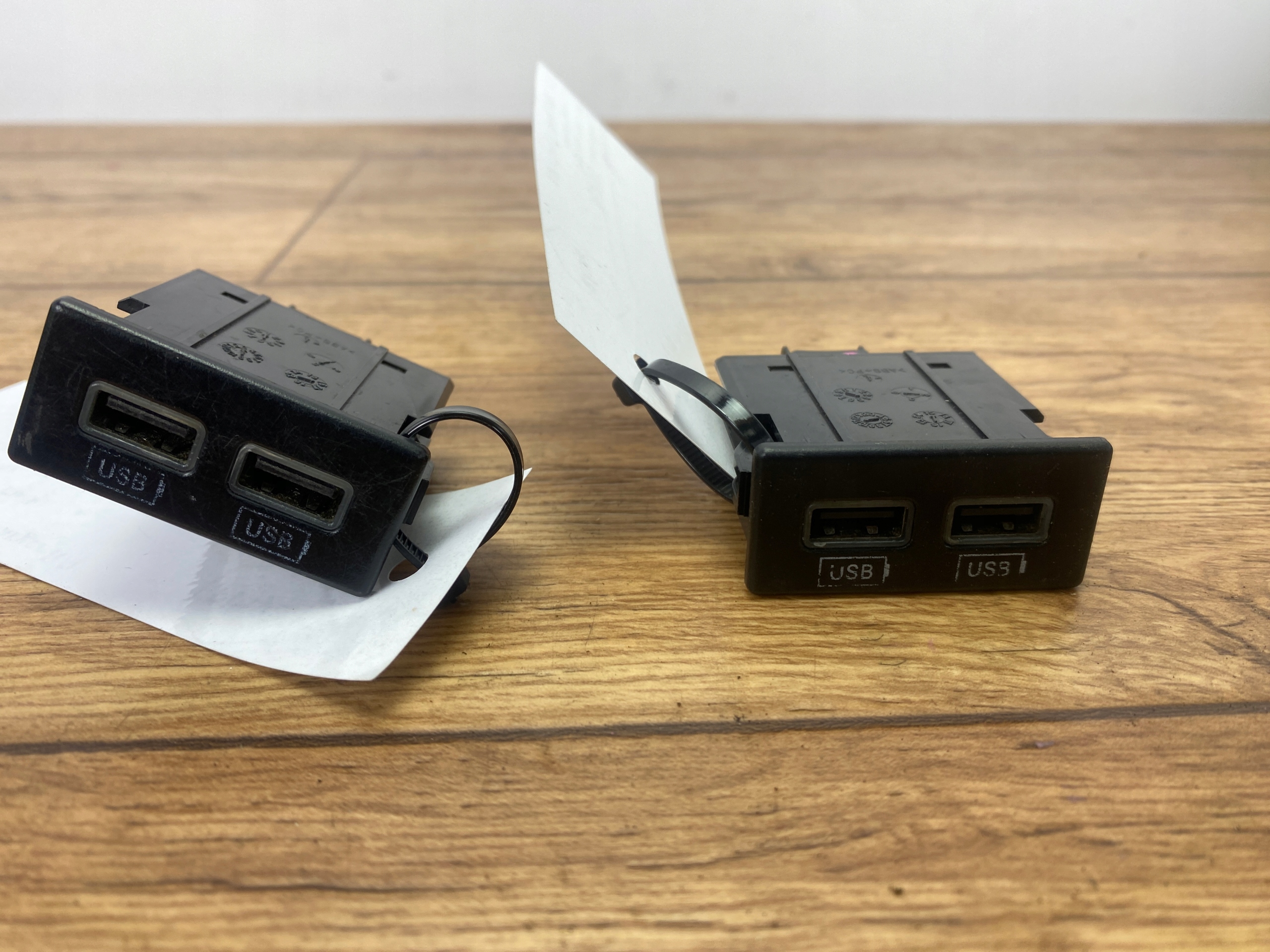 Adapter, Stecker USB tunel mitte Dodge Challenger Charger 2015+ USA