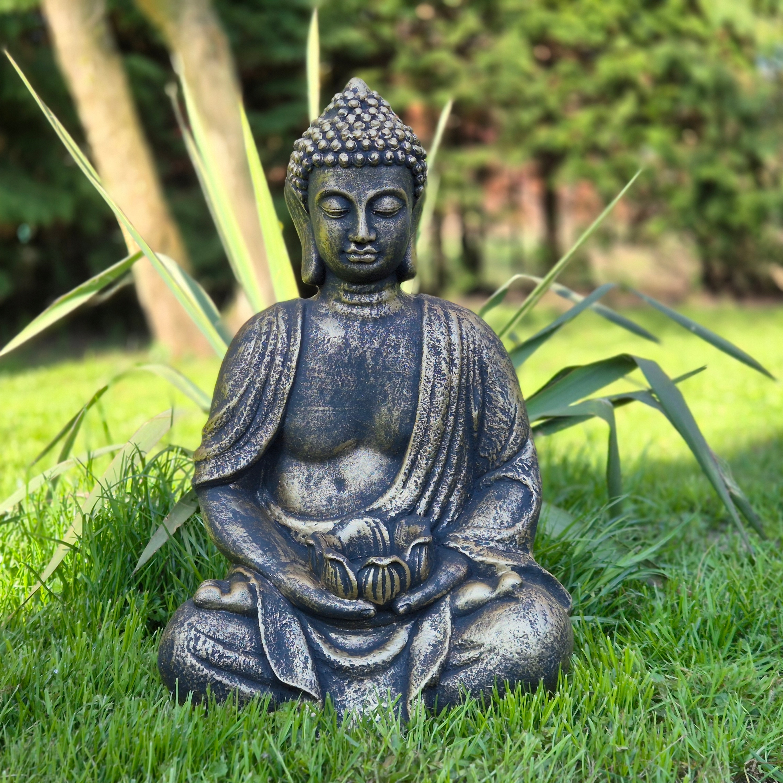 Zlatý Buddha s květinou Betonová zahradní figurka 41 cm 12 kg