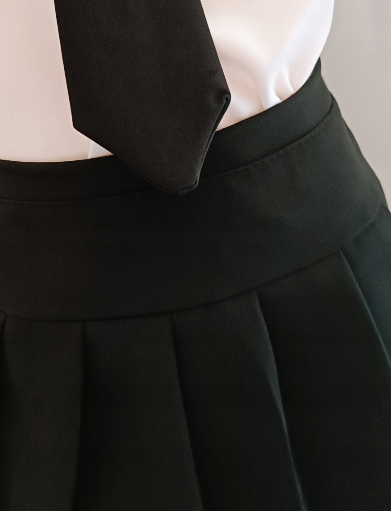 Komplet dziewczynki biała bluzka czarna spódniczka spodenki 116 - 122 Kolor czarny