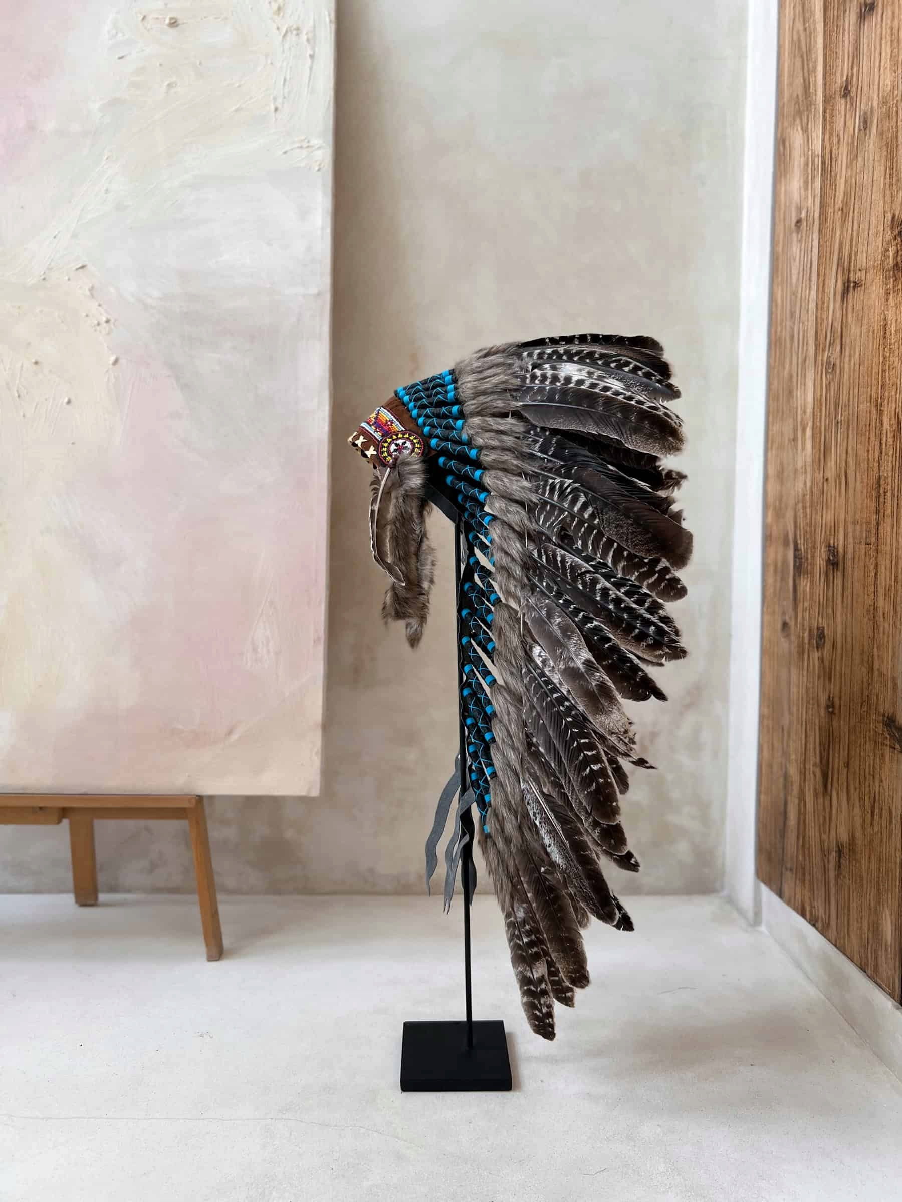 Indiánská tužka z peří na stojanu Ručně vyrobená dekorace Boho 95 cm Dark