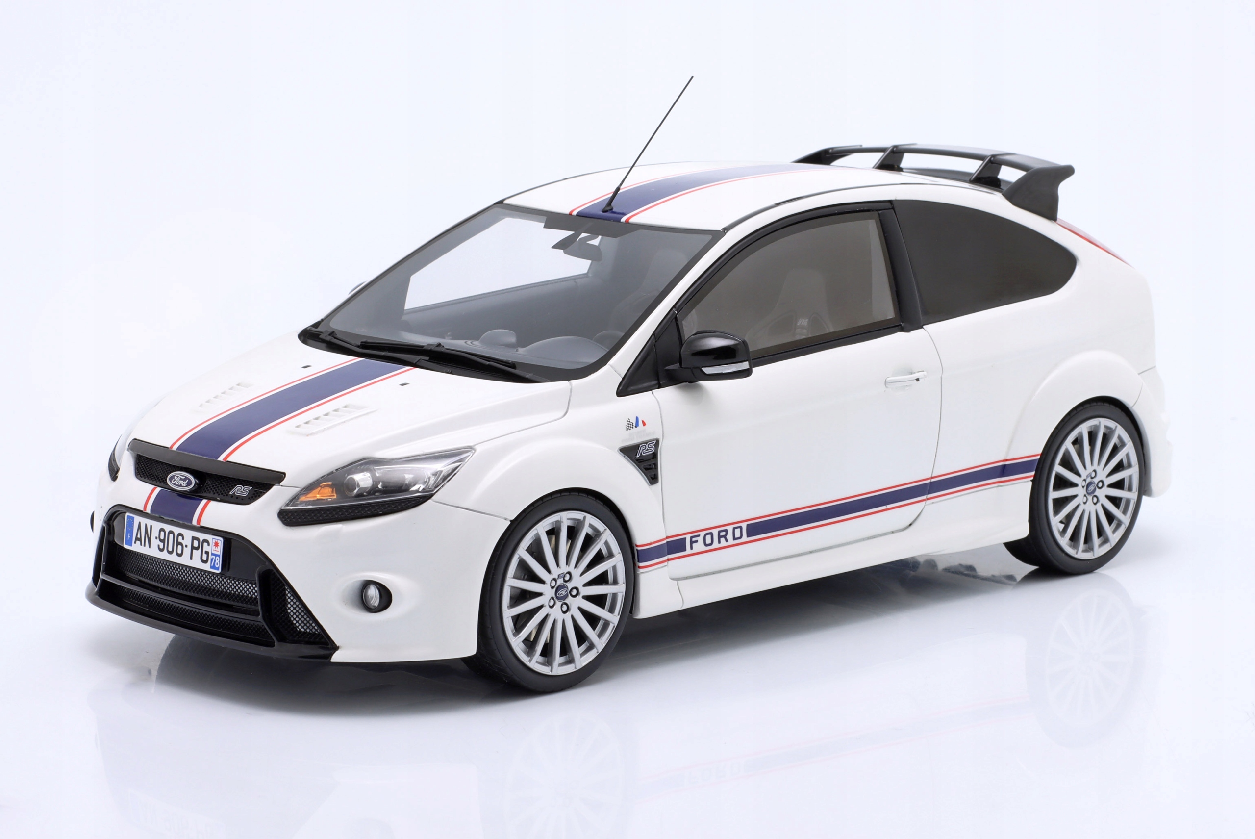 Ford Focus Mk2 Rs 2010 LeMans White Otto Mobile 1:18 OT1009 Model Auta