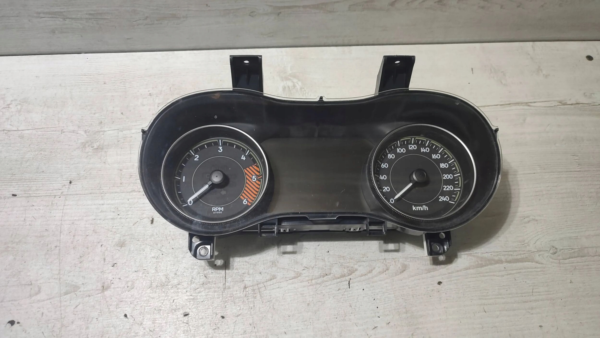 Jeep Cherokee 2015 dials / Predkosciomierz