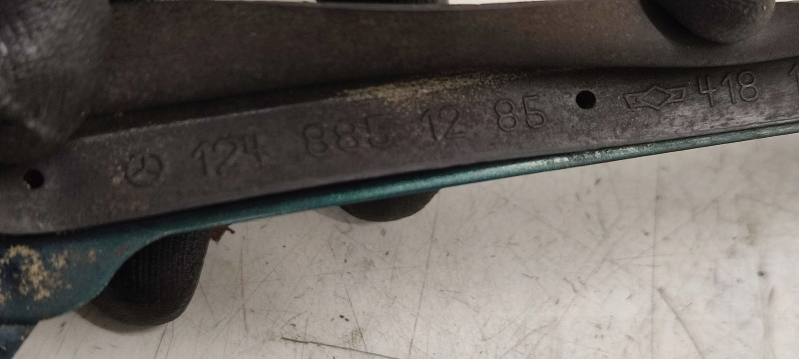 moulding below lampe left right Mercedes W124 kombi 269