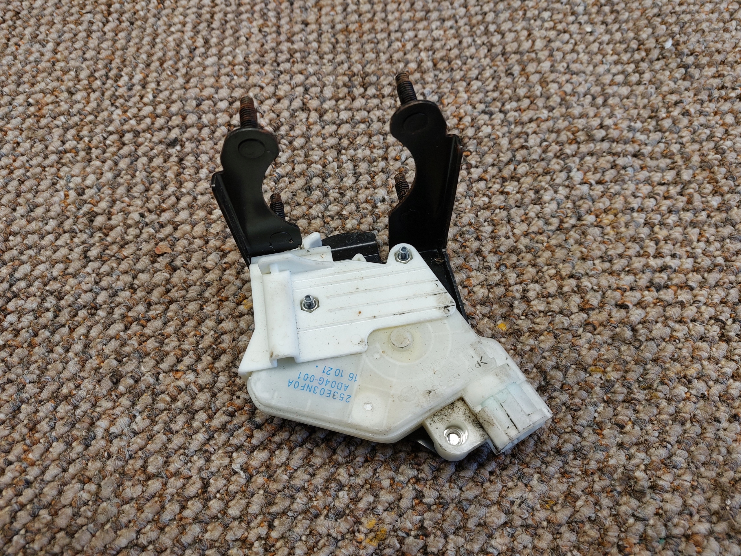 lock RYGIEL bonnets NISSAN LEAF and 16r