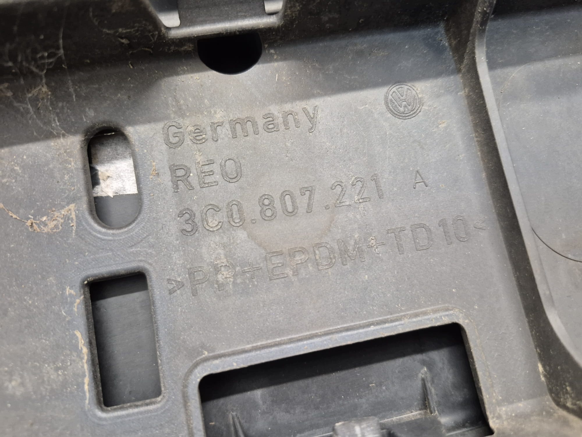 VW PASSAT B6 3C0 06- bumper front front grill 3C0807221A