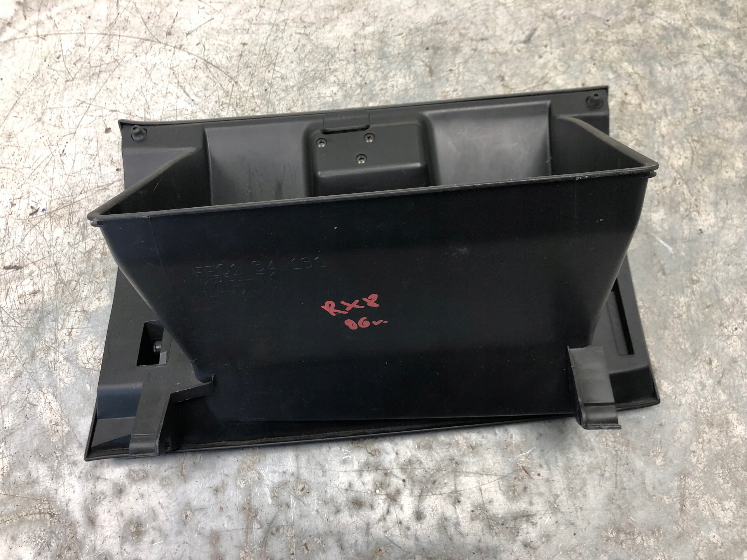 бардачок пассажира mazda FE0164161 европа