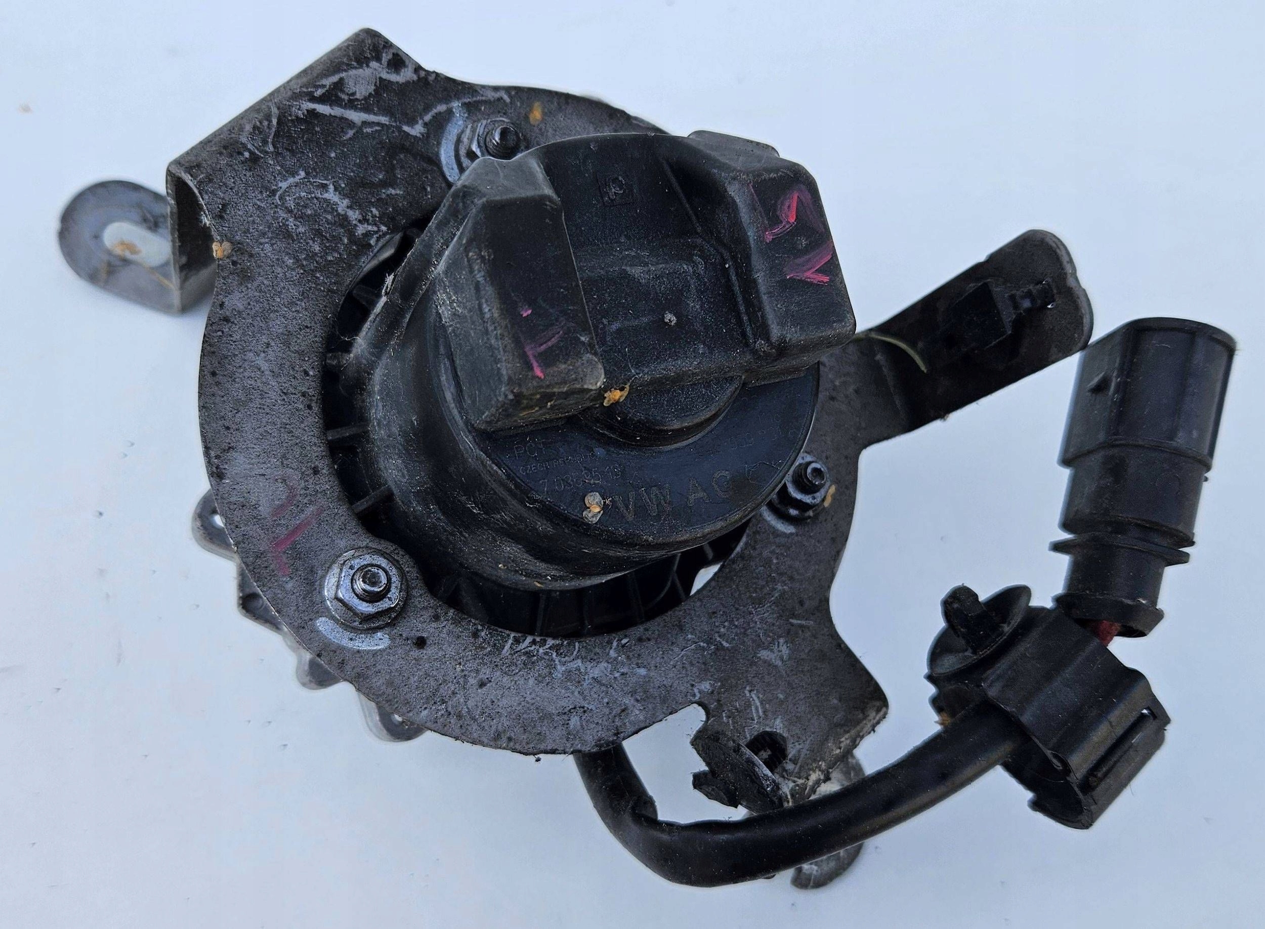 Audi A3 8V 04e959231a pump air wtornego