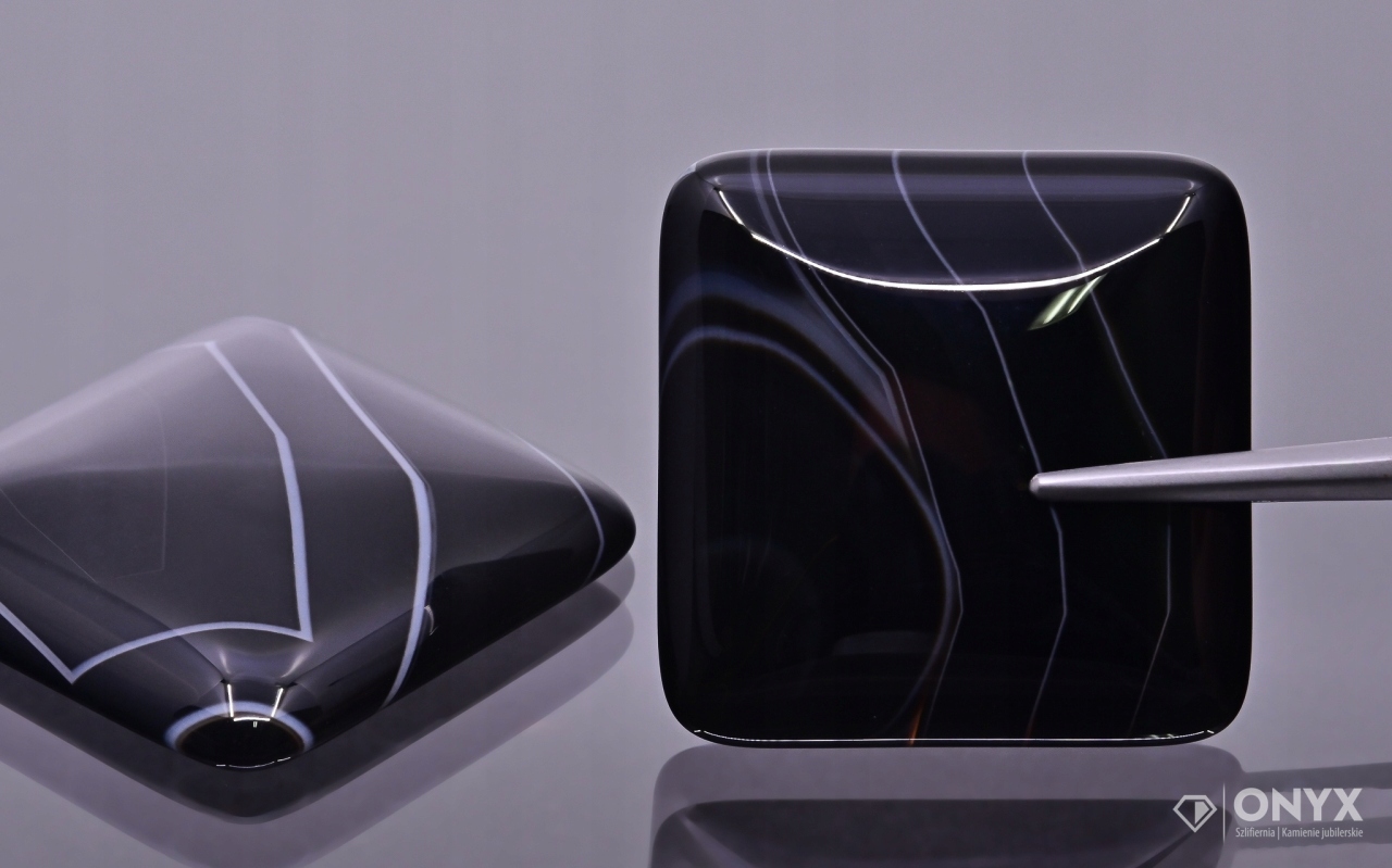 Onyx pruhovaný kabošon čtverec 30x30 mm