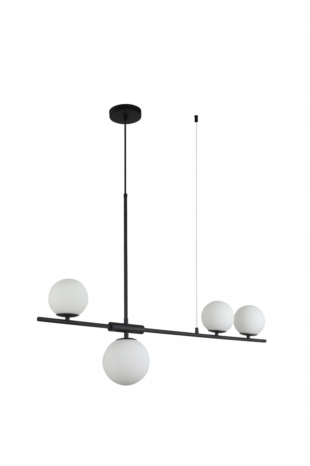 Moderní černá lampa se 4 bílými stínidly nad jídelní stůl