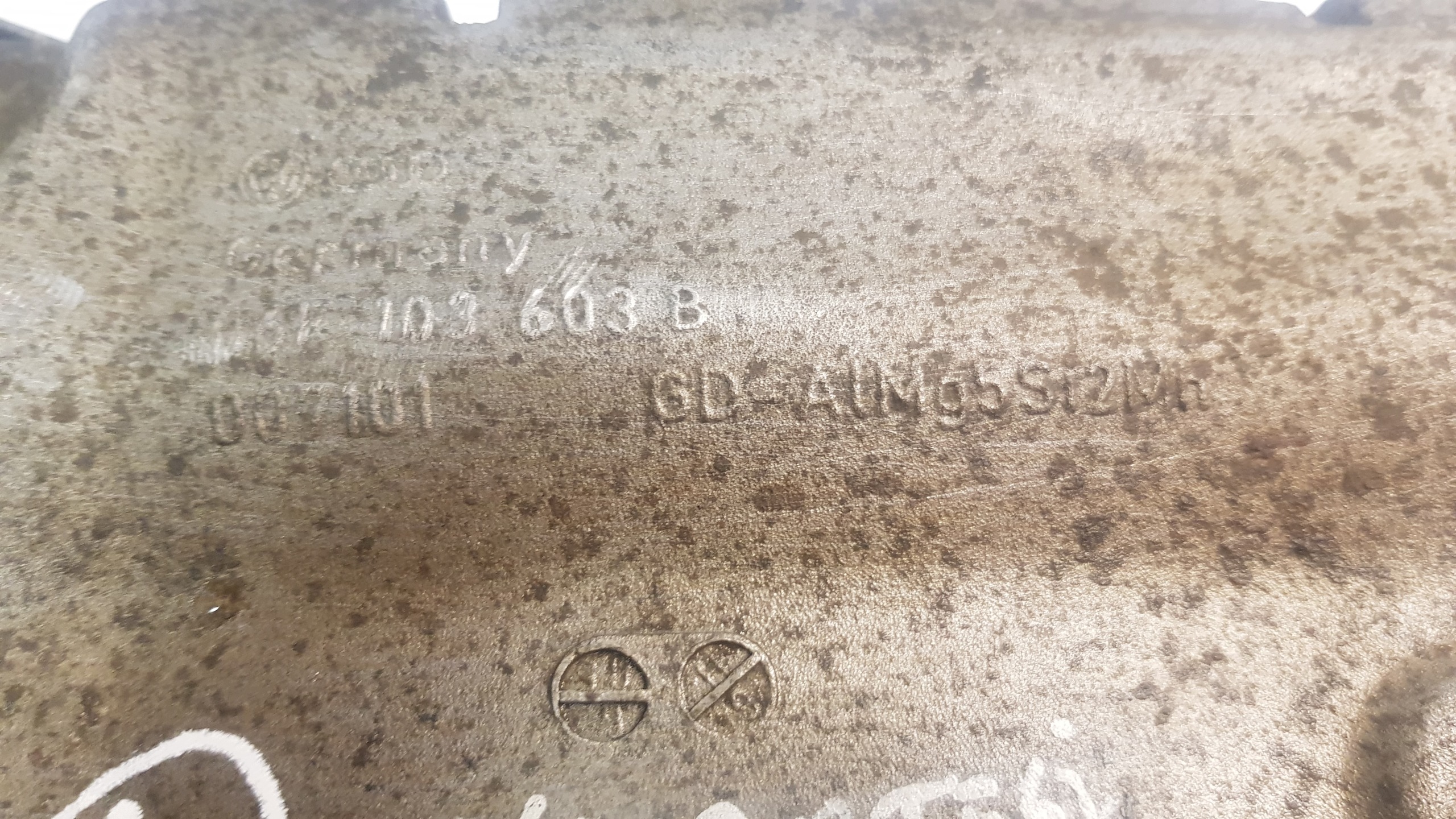 AUDI A4 B7 2.0 TFSI olajteknő 06F103603B
