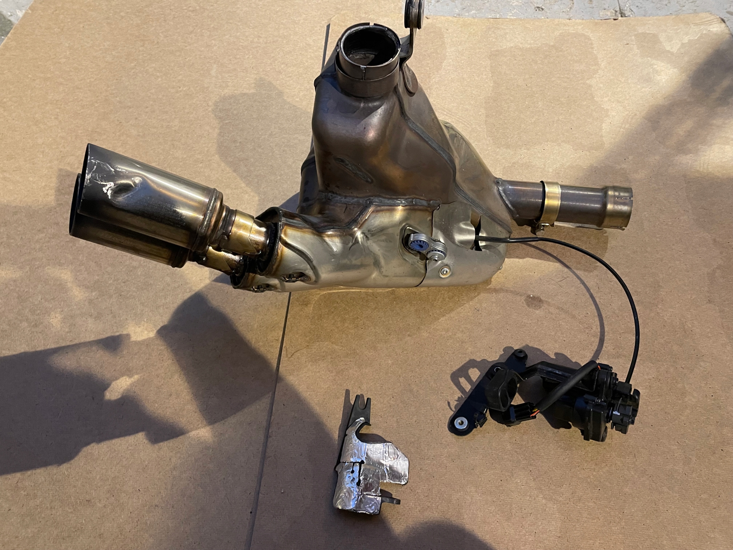 57015202A - ВЫХЛОП КАТАЛИЗАТОР DUCATI SUPERSPORT 950 S 21