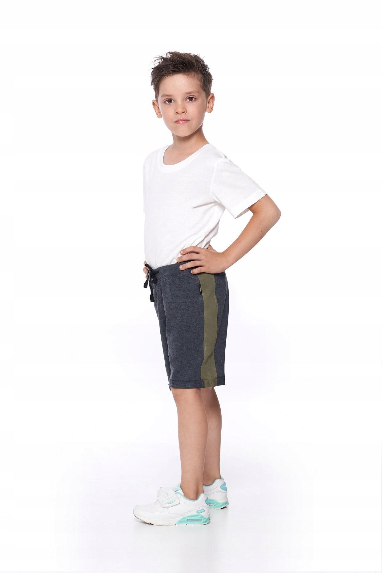 

Szorty krótkie spodenki młodzieżowe z lampasem