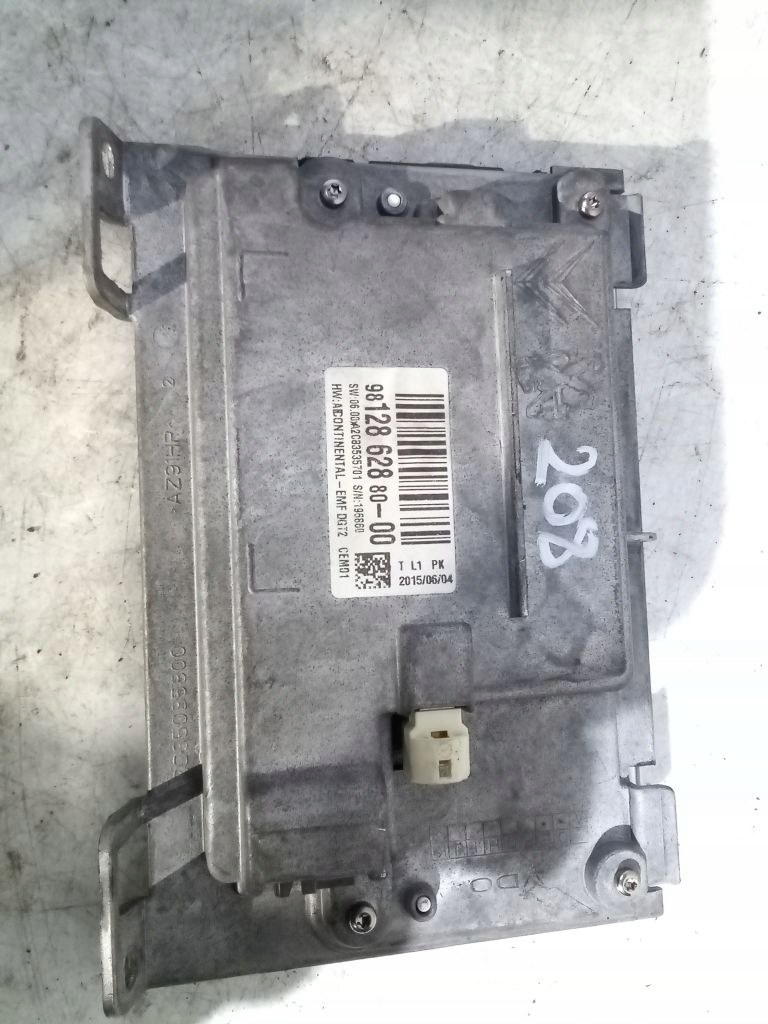 Peugeot 208 und Bildschirm 9812862880-00