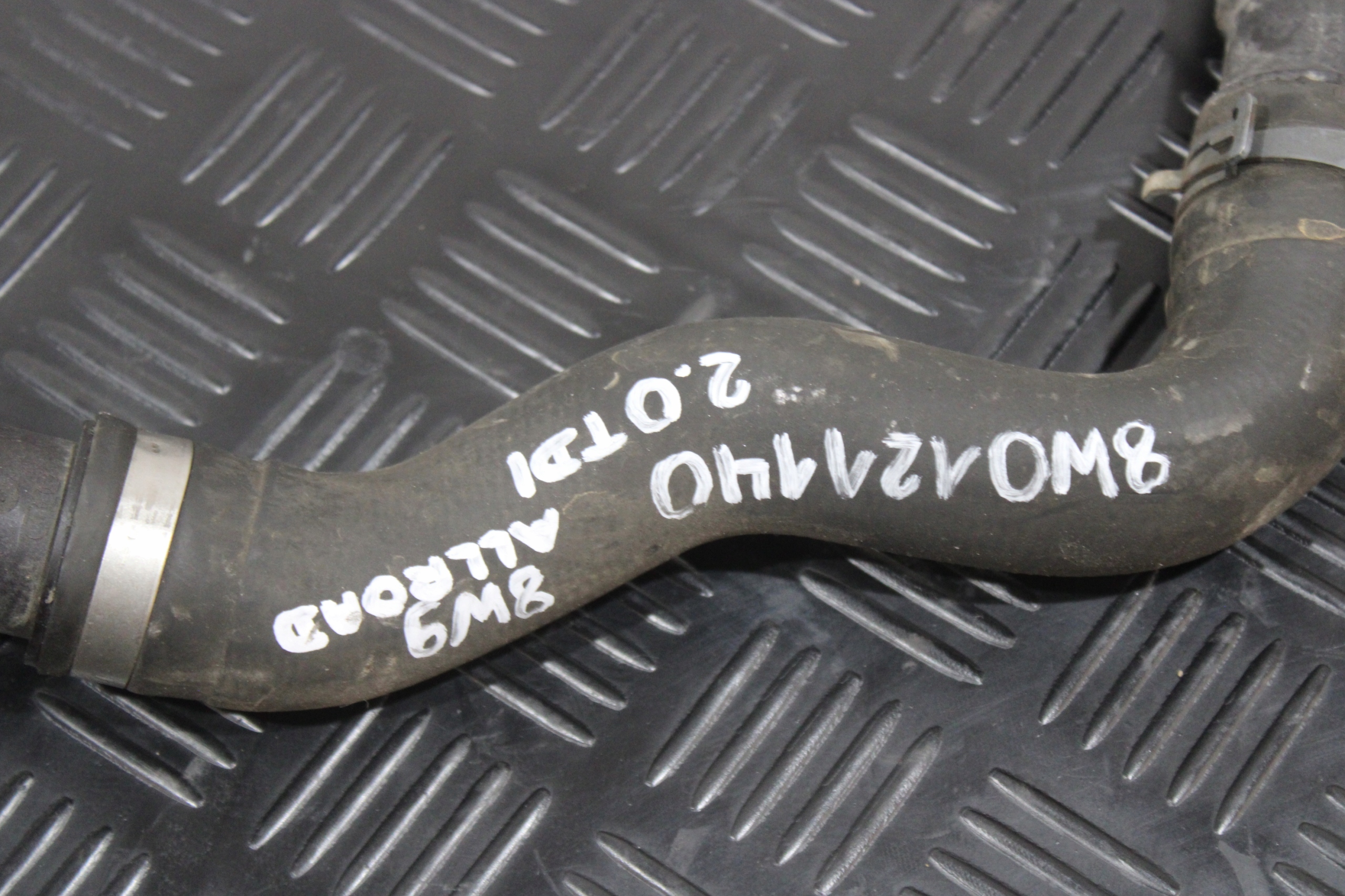 crijevo prijenos vode 8W0121140 AUDI A4 B9 8W0 8W9