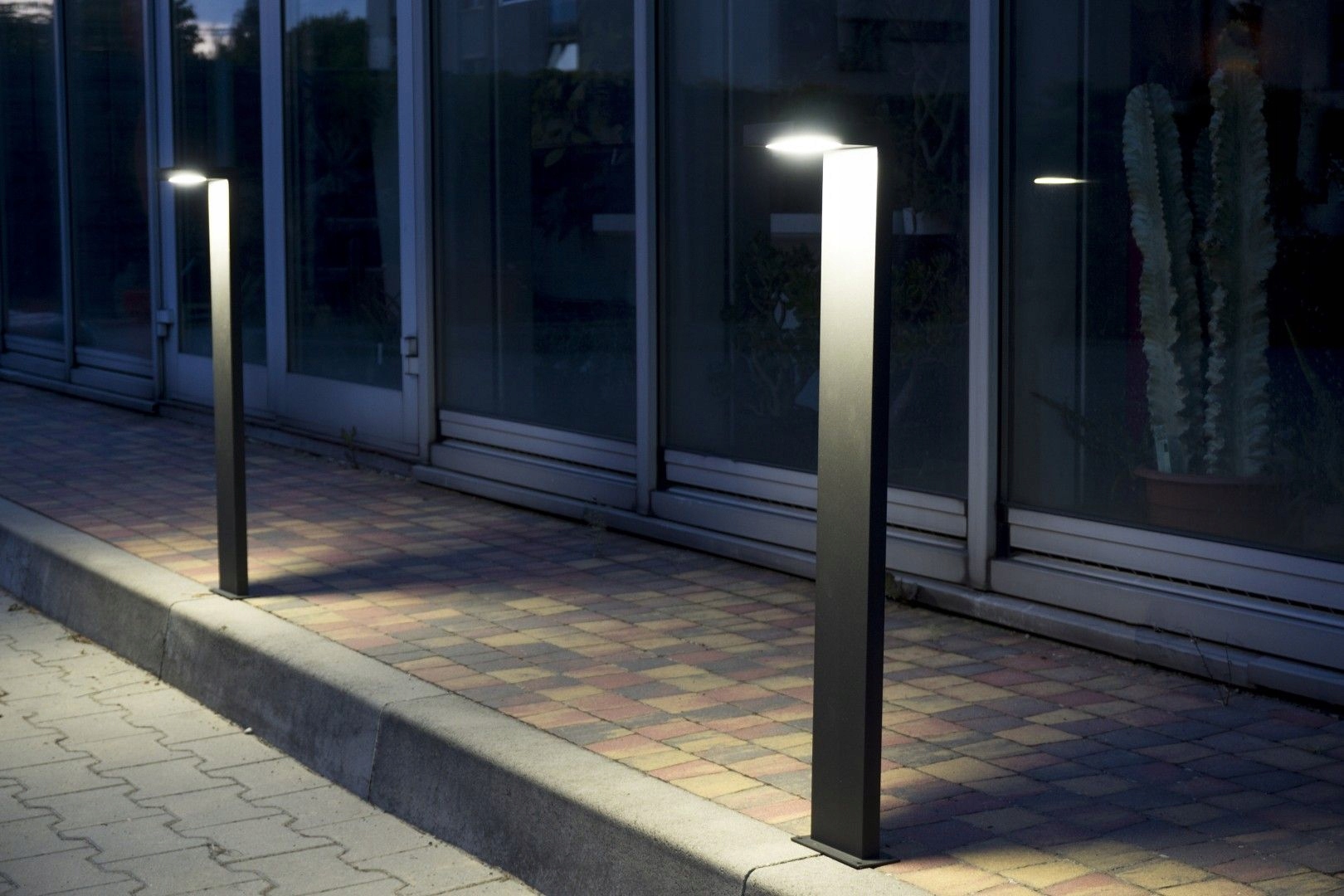 Moderná vonkajšia lampa s štíhlym tvarom a neutrálnou farbou Karo