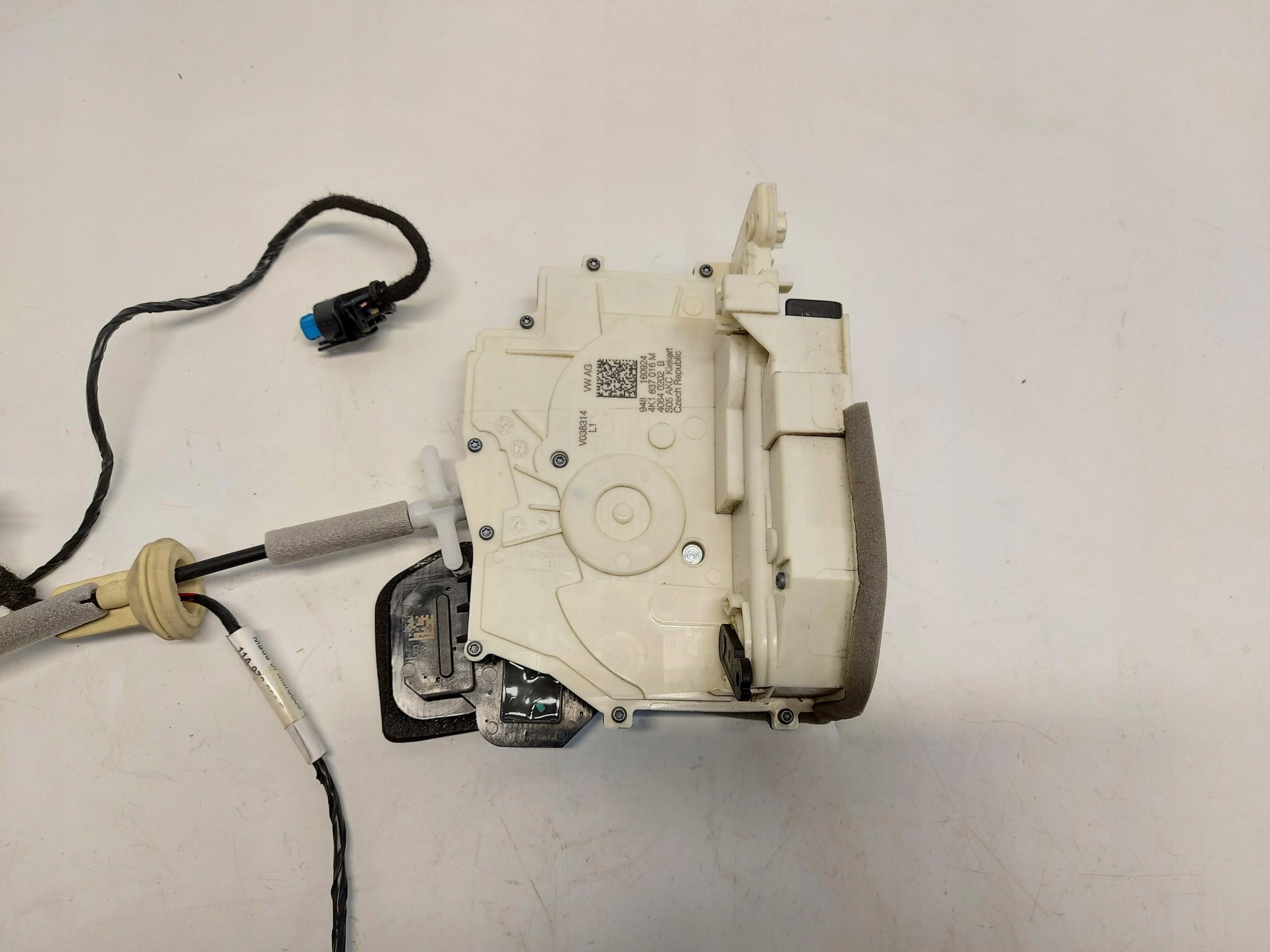 VW ID4 11A , 2024r SUV 5D lock door front right 4K1837016M