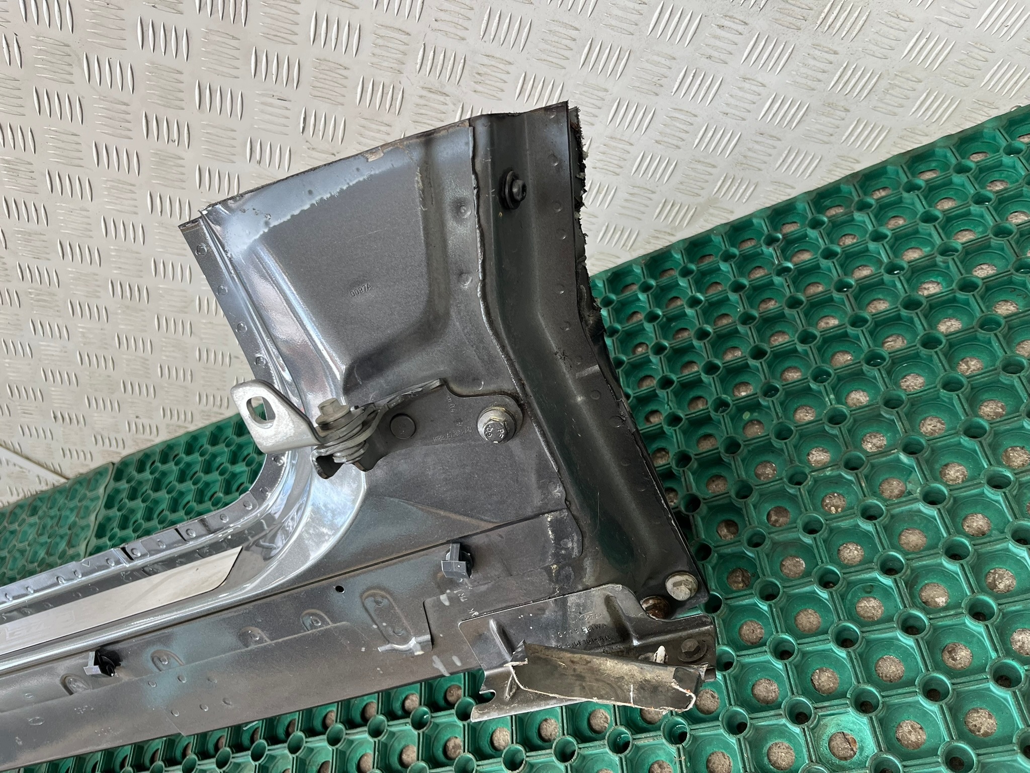 FORD FOCUS MK4 KOMBI 18-23 threshold ZE SLUPKIEM right BOK pillar