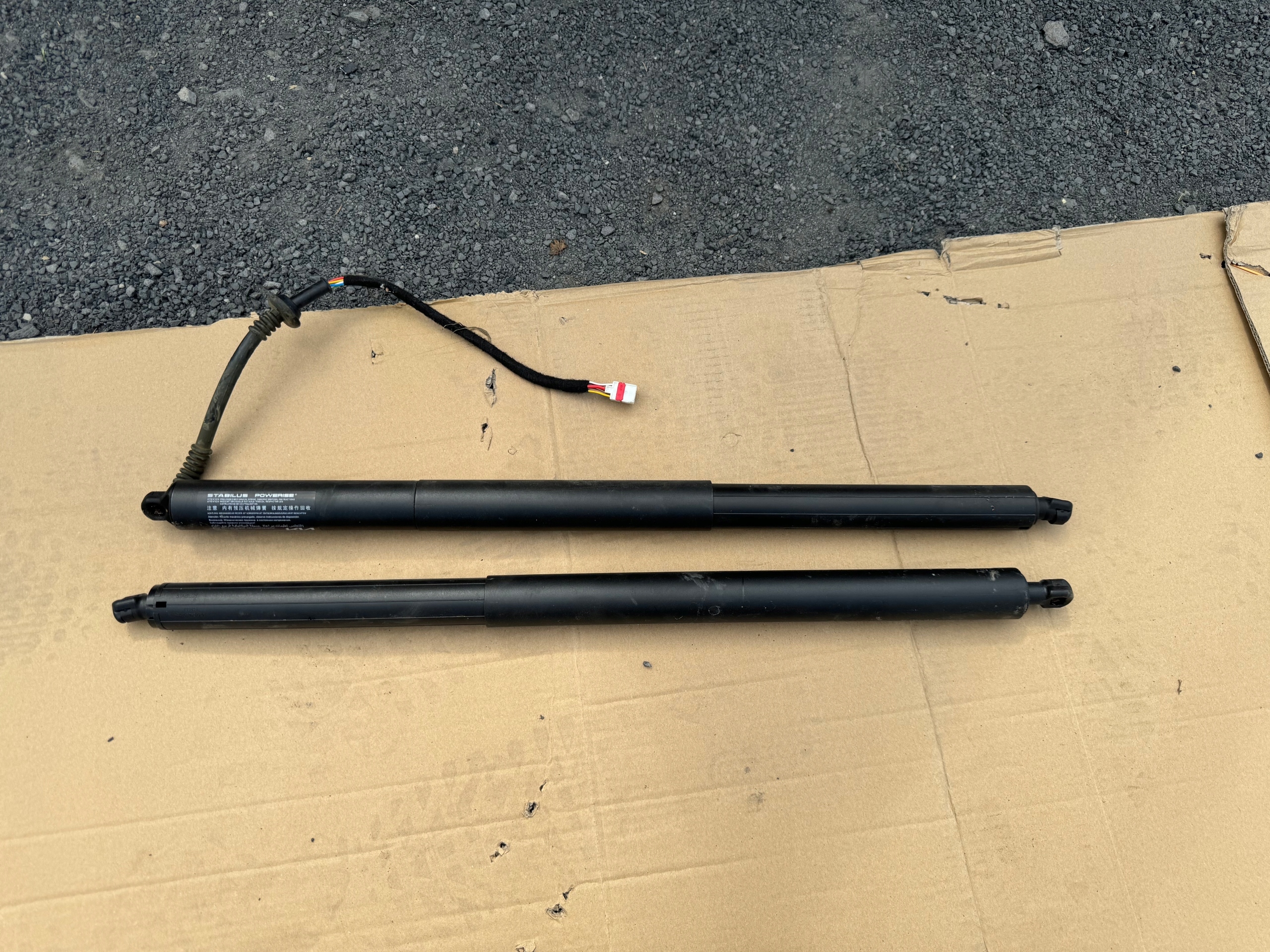 SIŁOWNIK KLAPY BAGAŻNIKA KIA EV6 81831-CV100