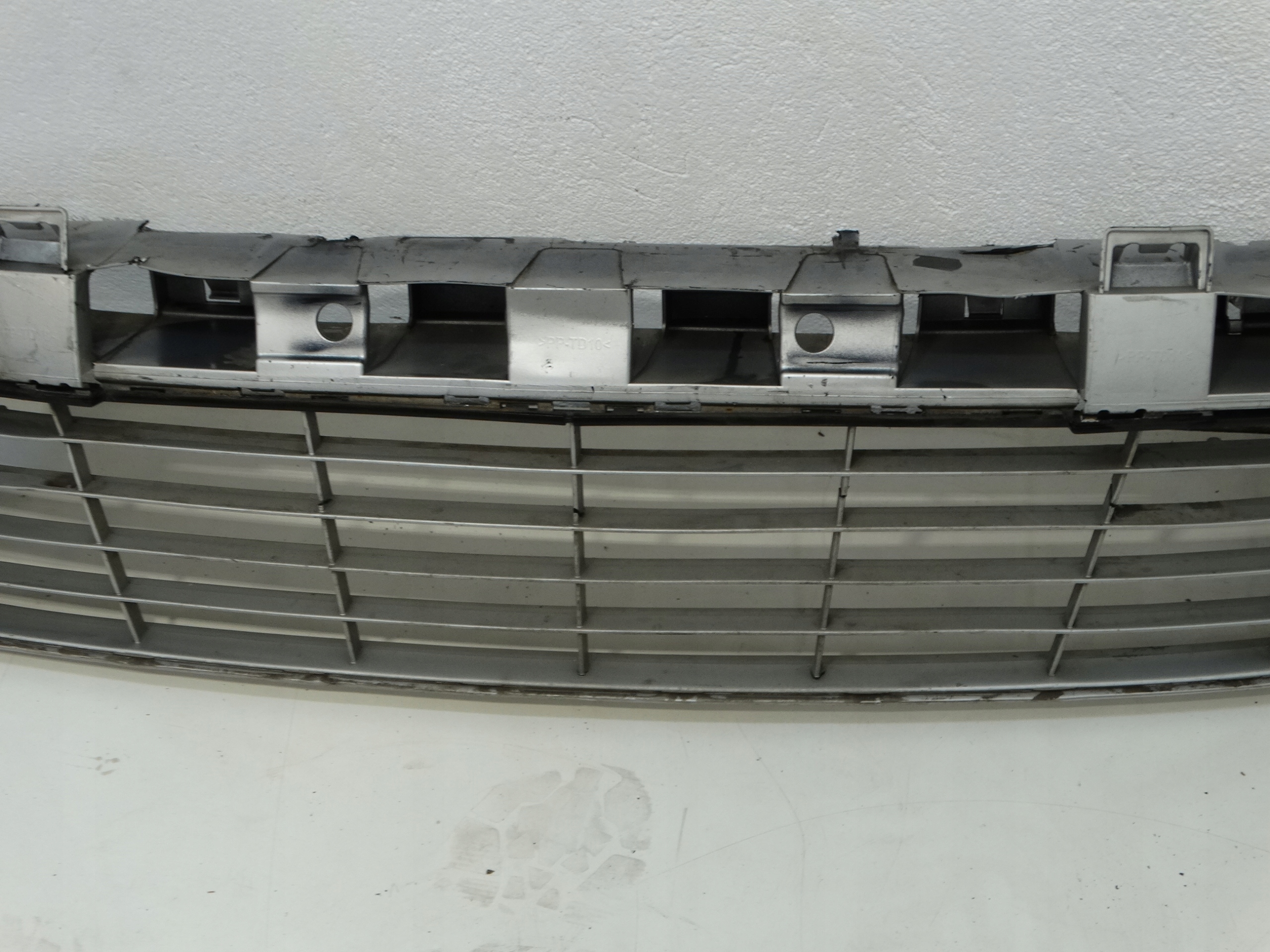 grid of a bumper central front RENAULT SCENIC III 622540016R