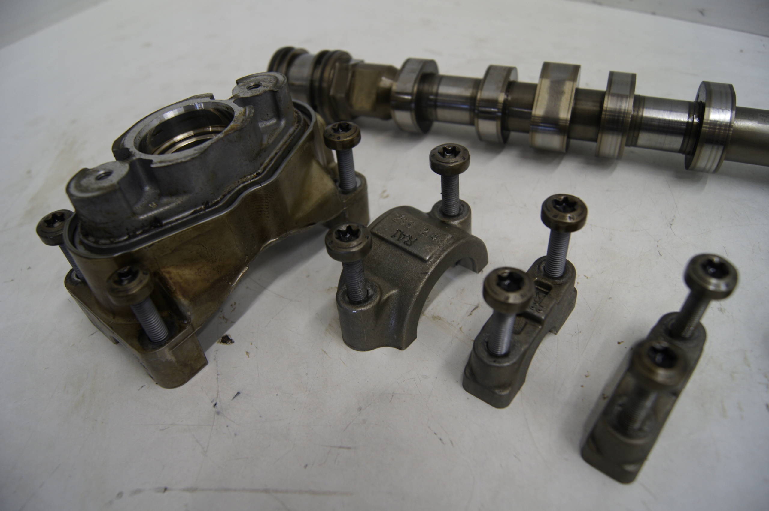 7629526 - BMW F10 F11 550i 4.4n63 выпускной вал вкладыша