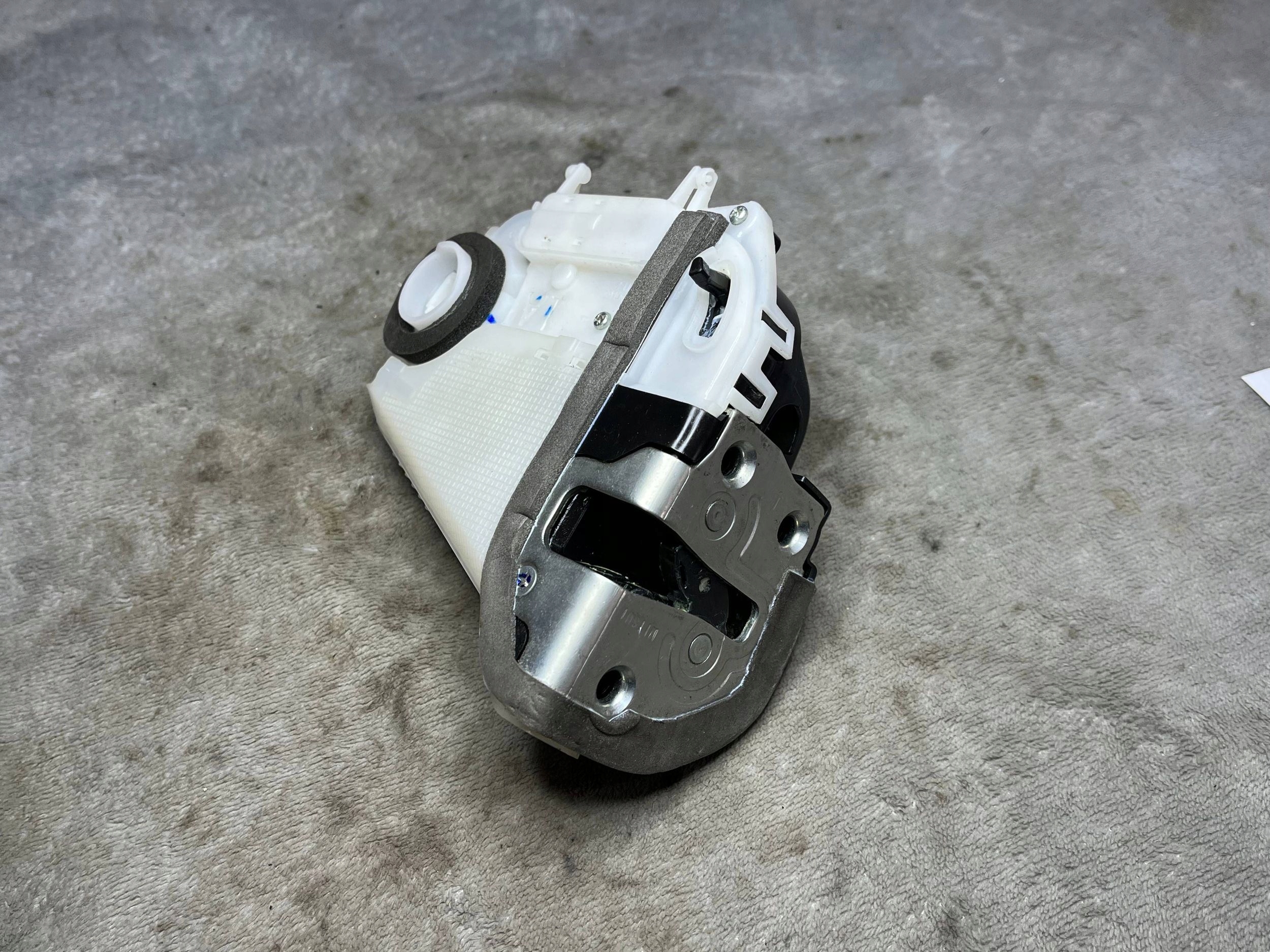 button of the opening bonnet left side Vauxhall Astra H T1503