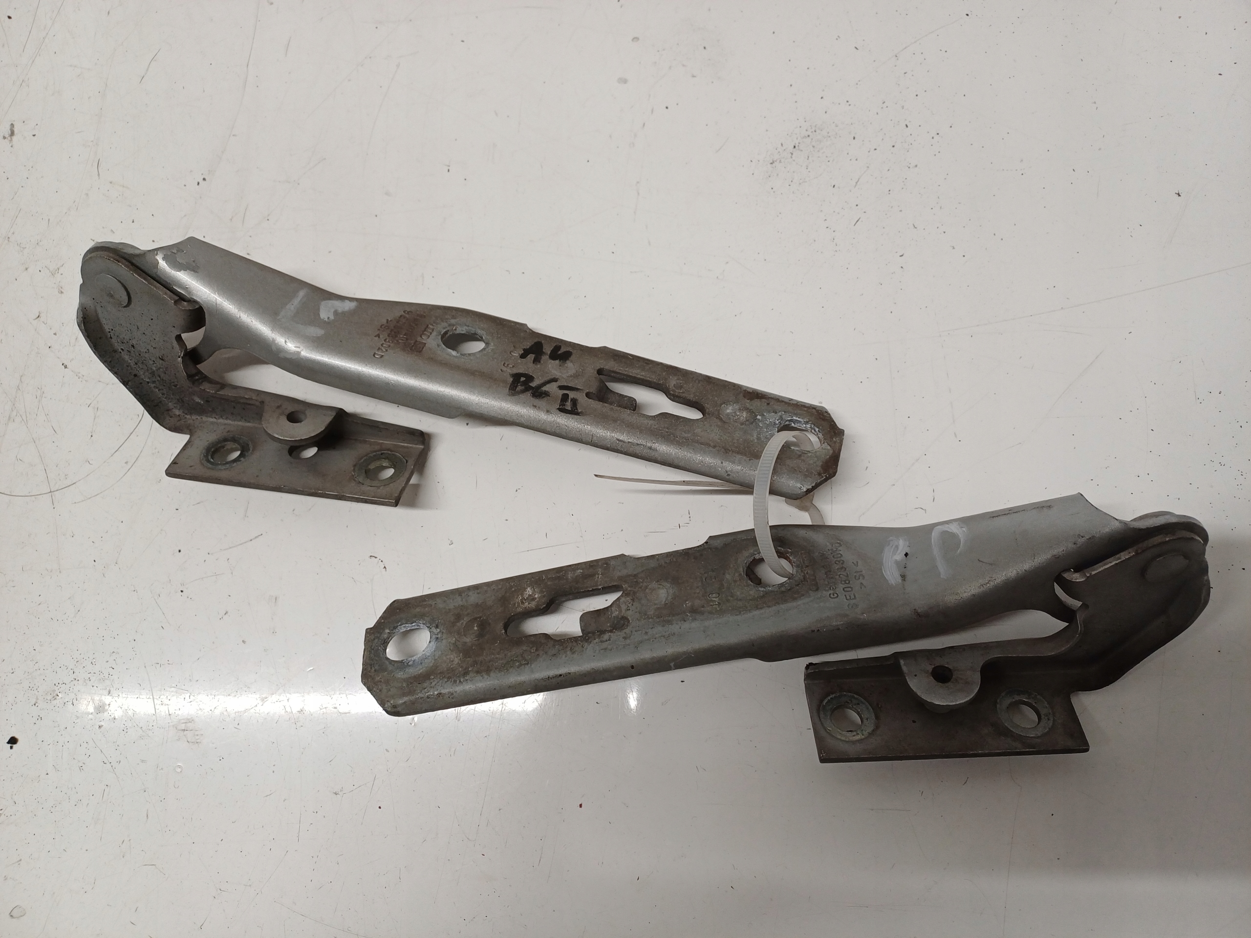 AUDI A4 B6 00-06 ZAWIASY MASKI PRAWY LEWY