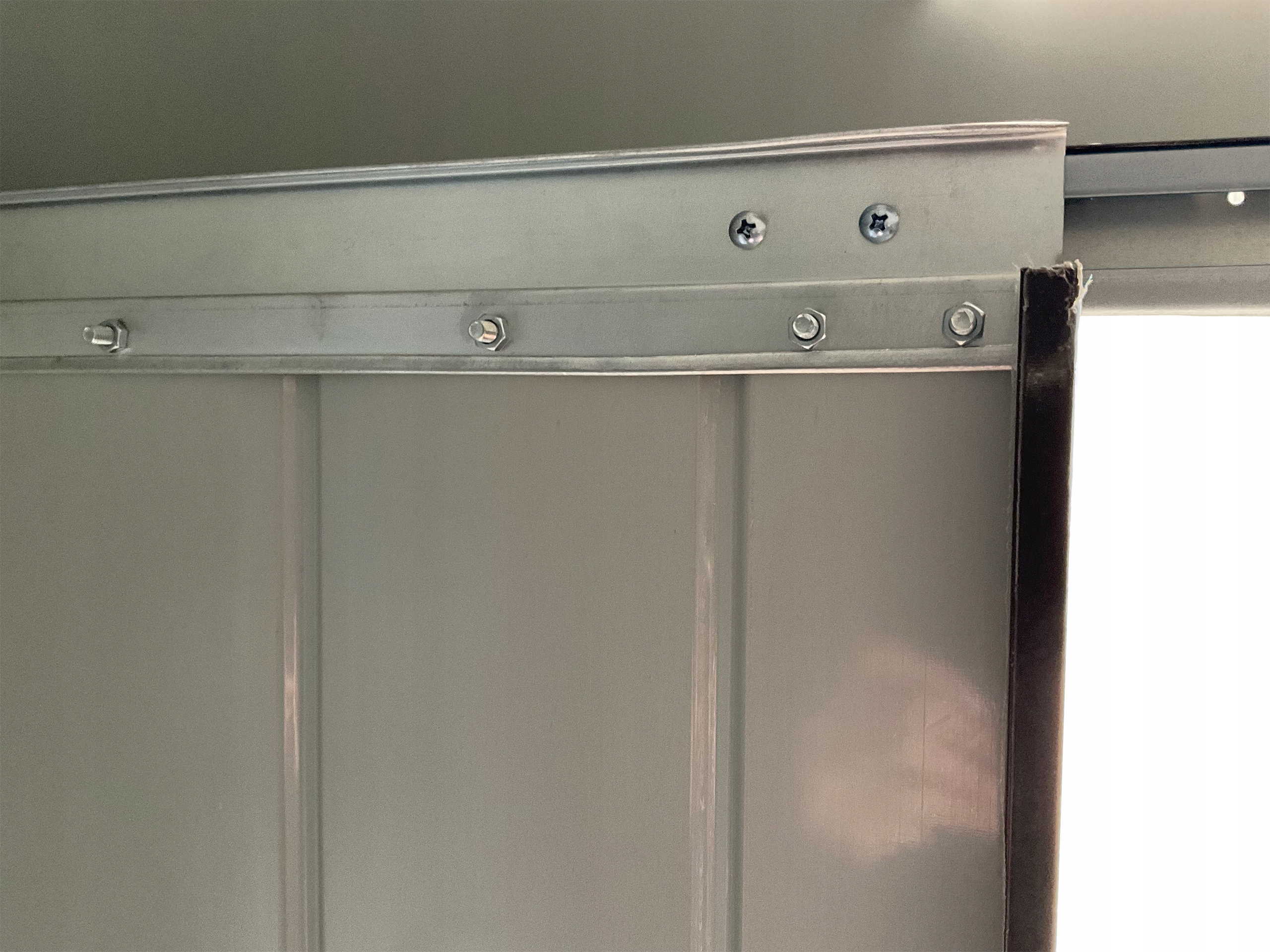 DOMEK METALOWY OGRODOWY WIATA SZOPA BLASZAK NA NARZĘDZIA 131x238x181 DM1002 Szerokość produktu 238 cm