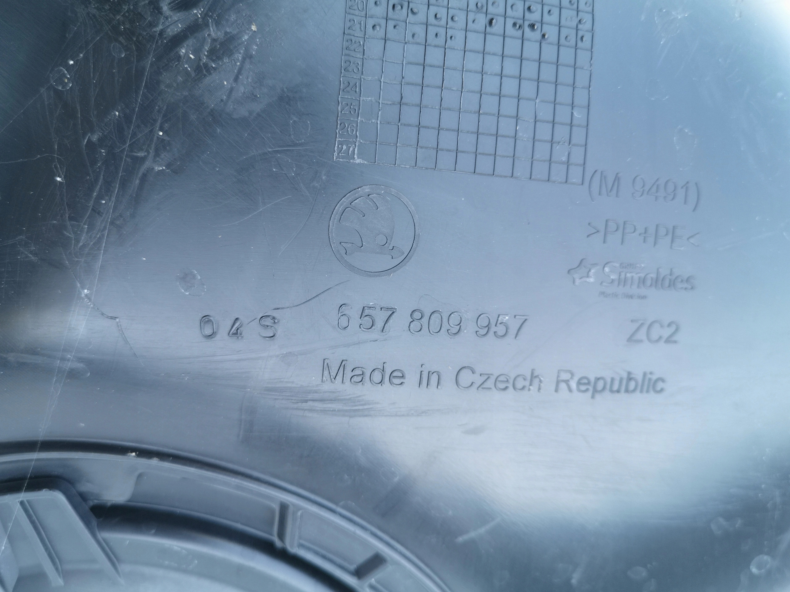 SKODA SCALA подкрылки левый перед 657809957