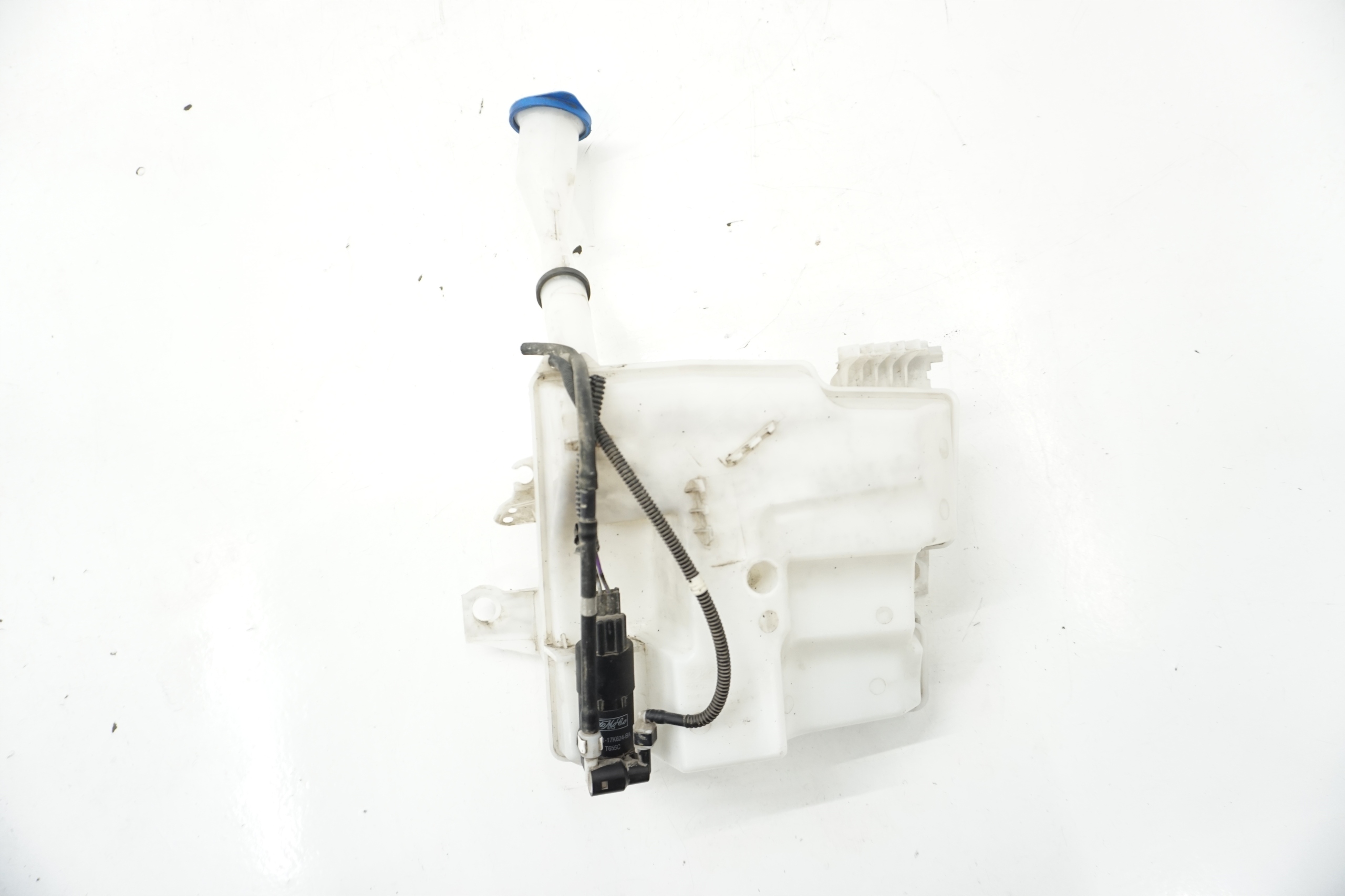 BV61-17B613-A - FORD FOCUS MK3 HB БАЧОК ОМЫВАТЕЛЯ