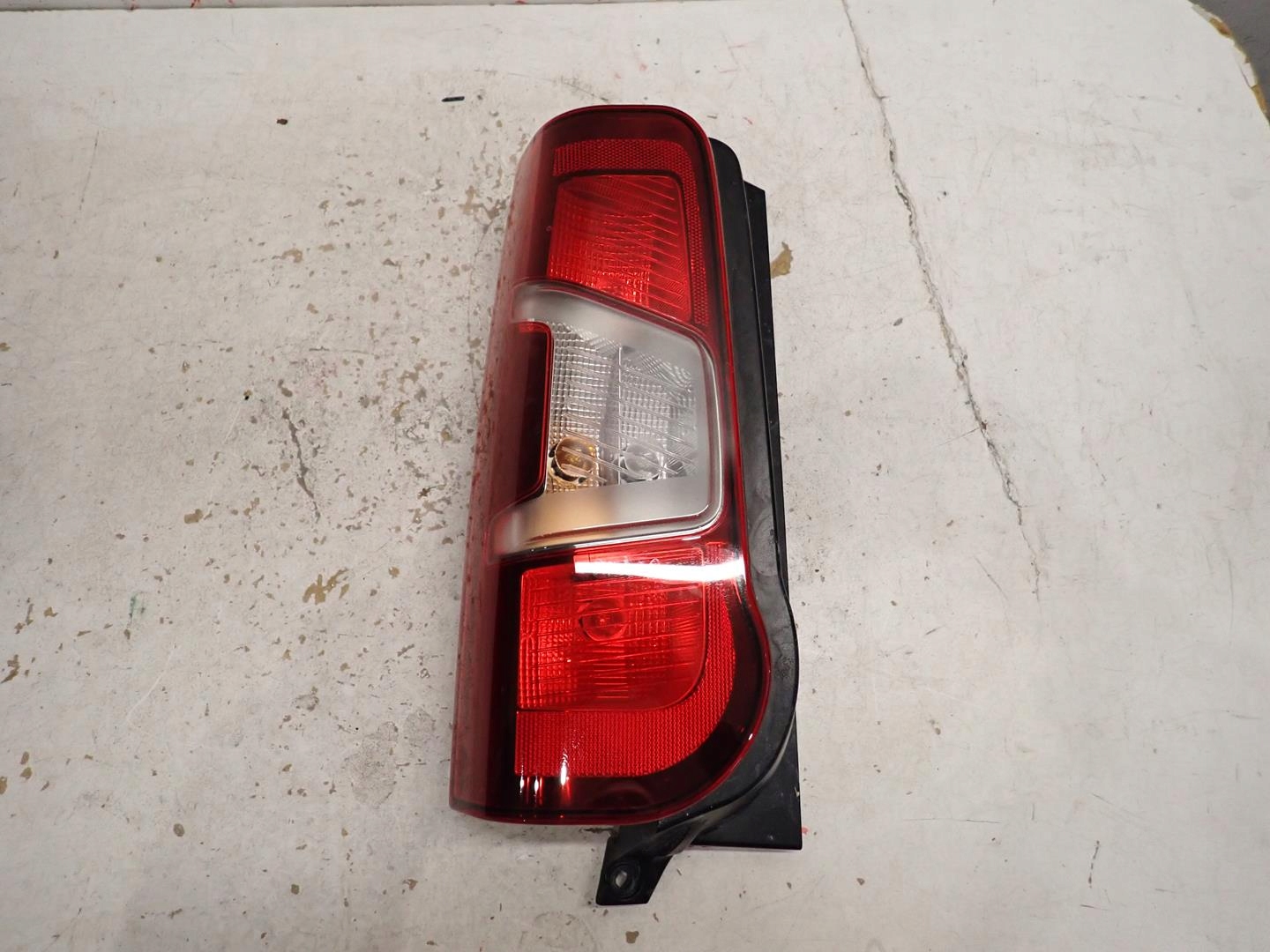 light rear part rear left BERLINGO IV COMBO E RIFTER 2018- 9819235880