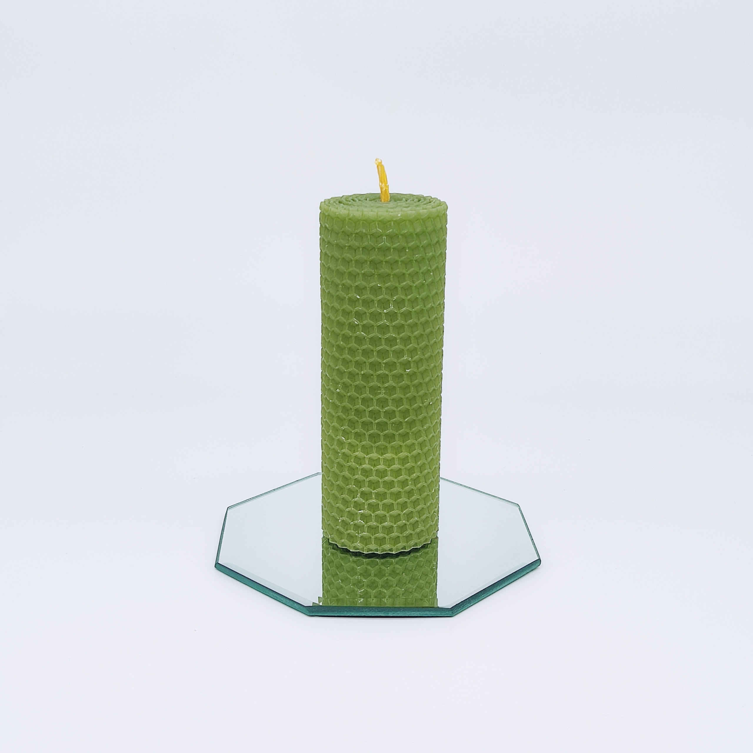 

Świeca woskowa z węzy pszczelej jasnozielona 13cm