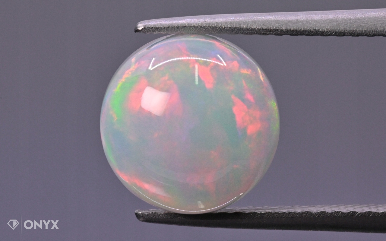 Opál z Etiopie kabošon kulatý o průměru 10 mm
