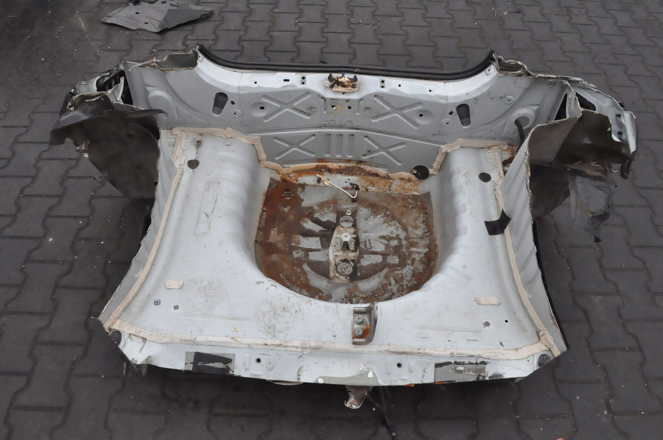 NISSAN MICRA V K14 PAS TYŁ TYLNY WANNA