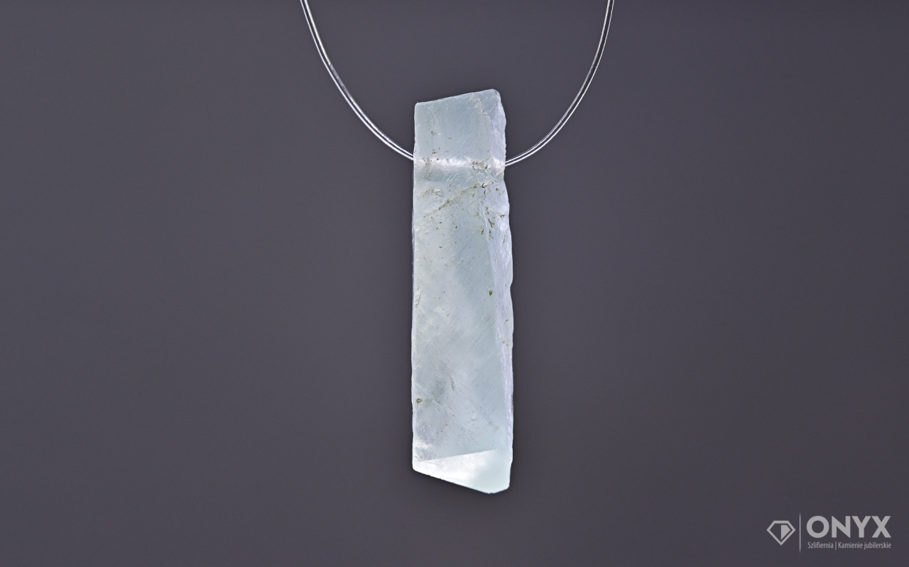 Akvamarín provrtaný přírodní křišťál 17x6,5 m