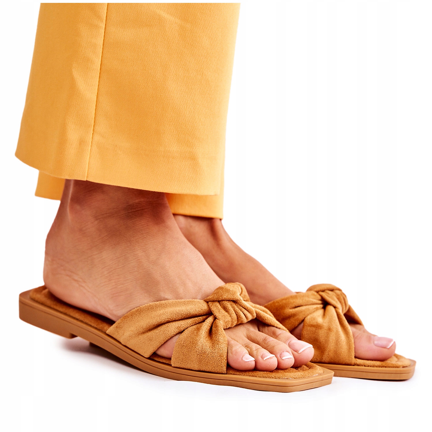 

Damskie Modne Zamszowe Klapki Camel 38
