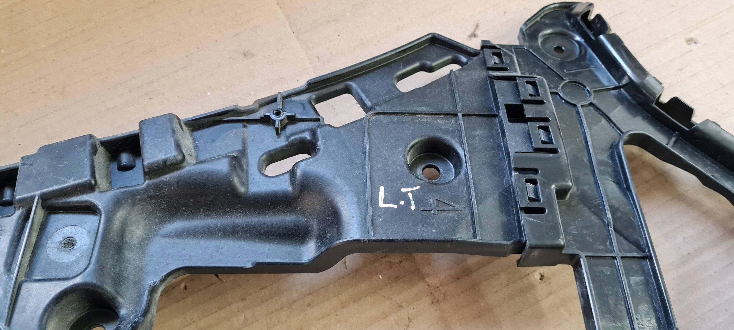 SQ8 4M Q8 support bracket holder of a bumper left rear part 4M8807453